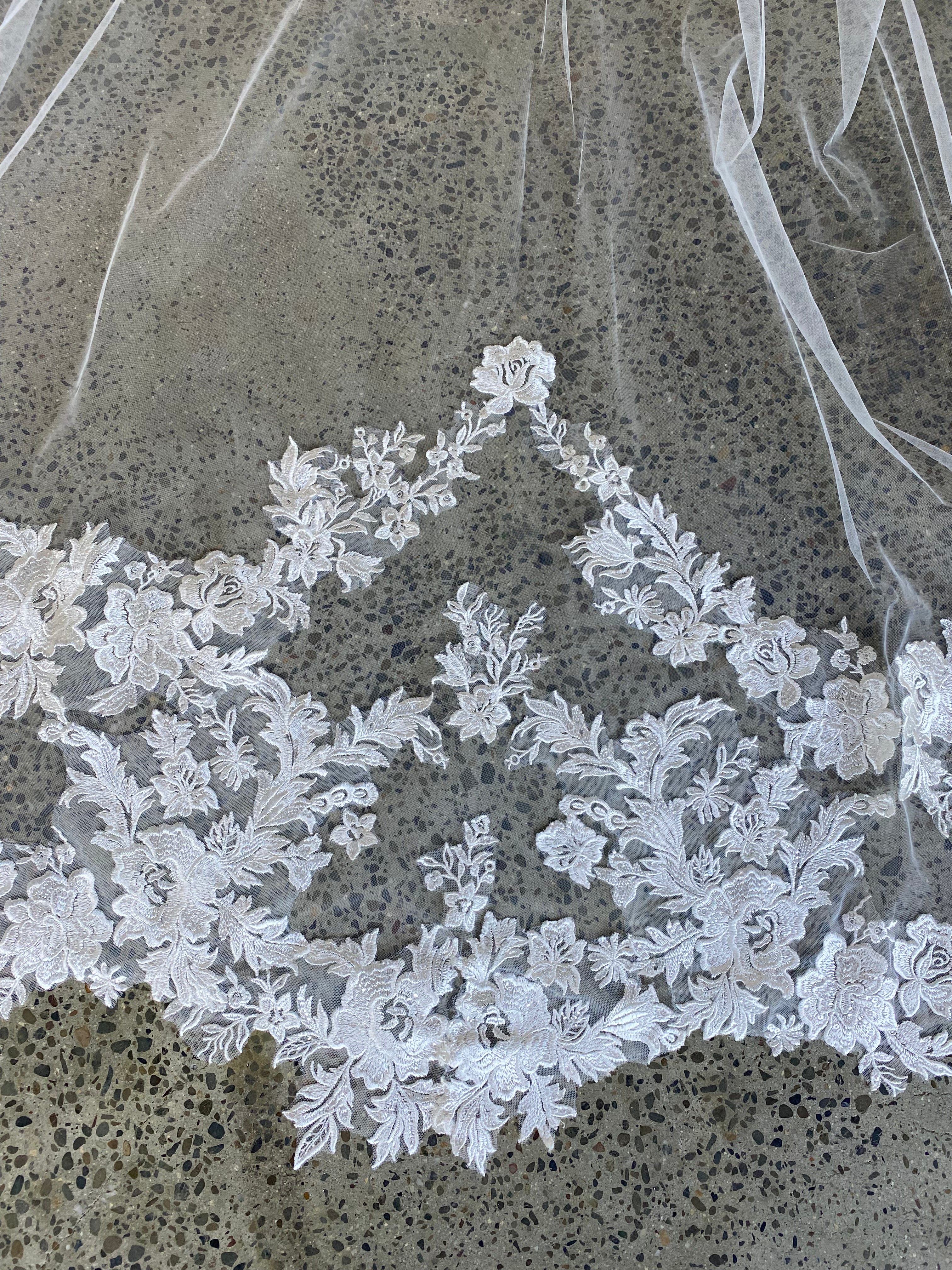 Elegant Wedding Veil with Lace Trim – Perfect for Bridal Ceremonies, Photos & Special Occasions