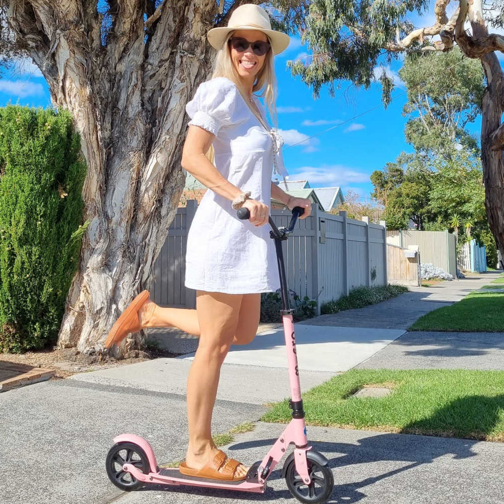 Micro Speed Deluxe Scooter - Lightweight & Foldable Kick Scooter for Kids & Adults - Perfect for Commuting, Urban Travel & Outdoor Fun
