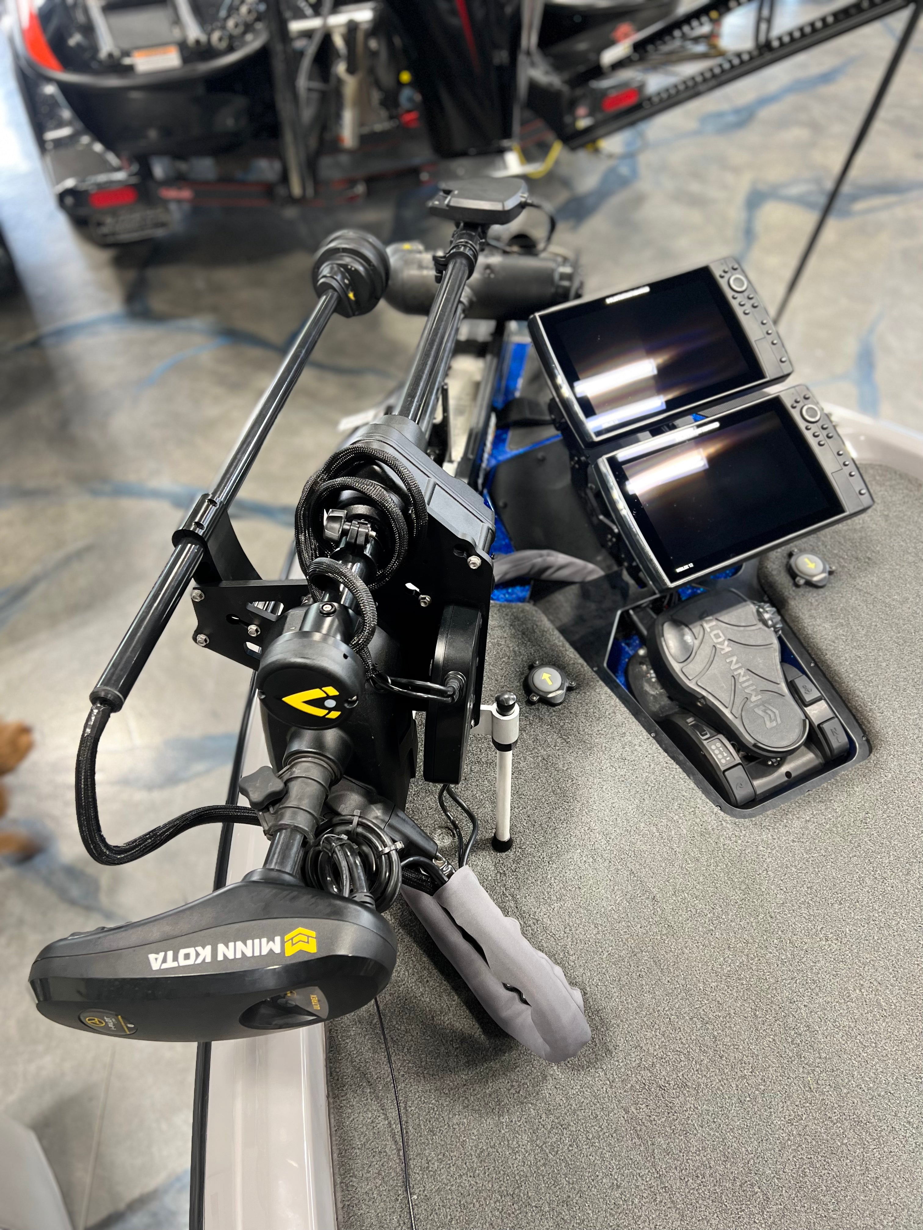 Minn Kota Ultrex Trolling Motor with H.O.E. Target Lock & 360° Bracket - Perfect for Bass Fishing and Boat Navigation