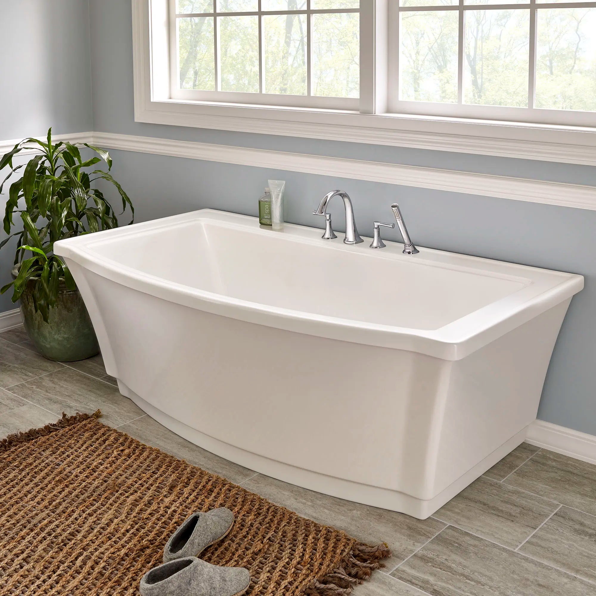 Luxury Freestanding Bathtub - Modern Soaking Tub for Spa Bathroom, Perfect for Master Suite & Relaxation