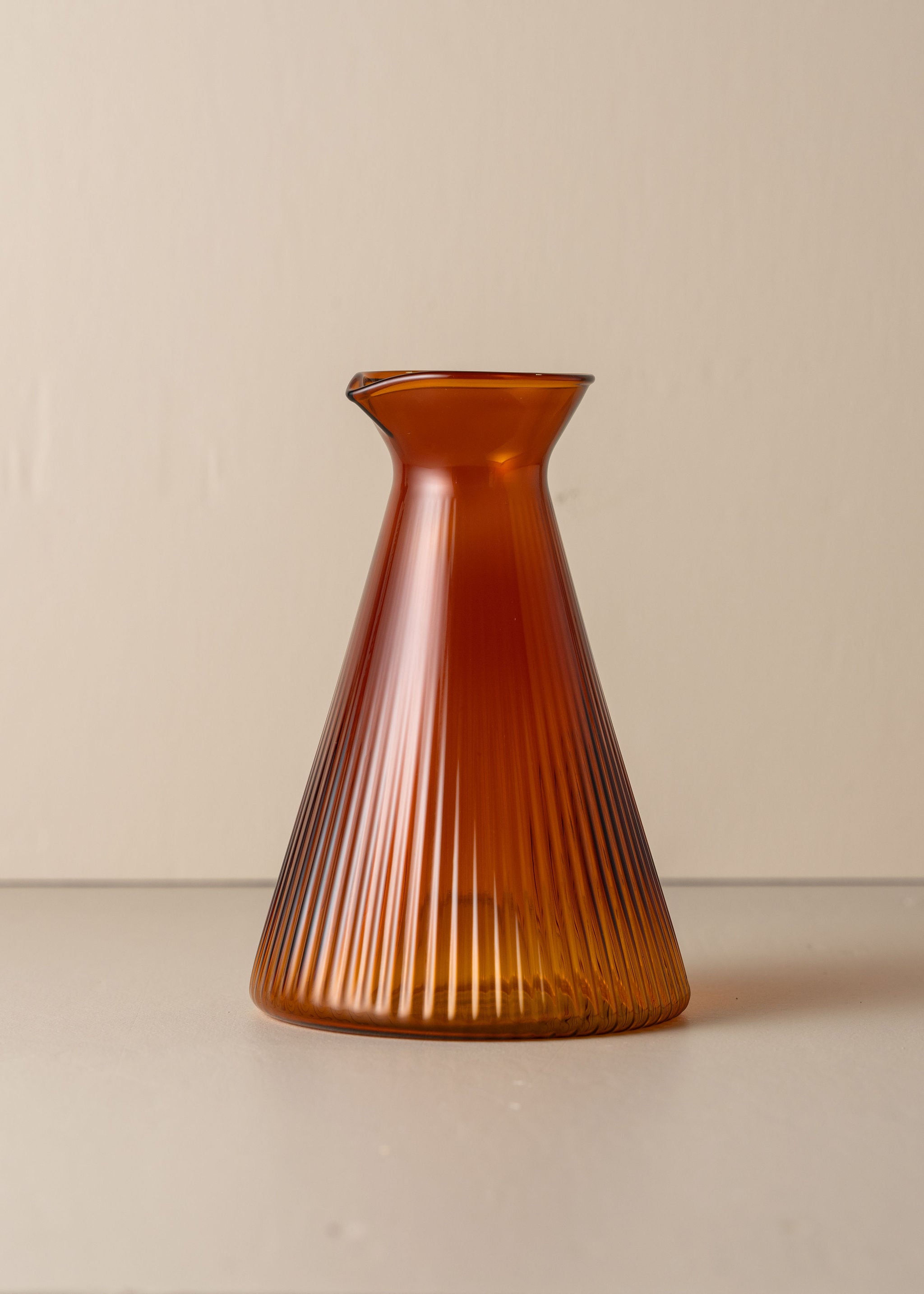 Kairos Angular Carafe - Dark Amber Glass Water Pitcher for Home, Office & Restaurant | Elegant Beverage Server for Iced Tea, Juice & Cocktails