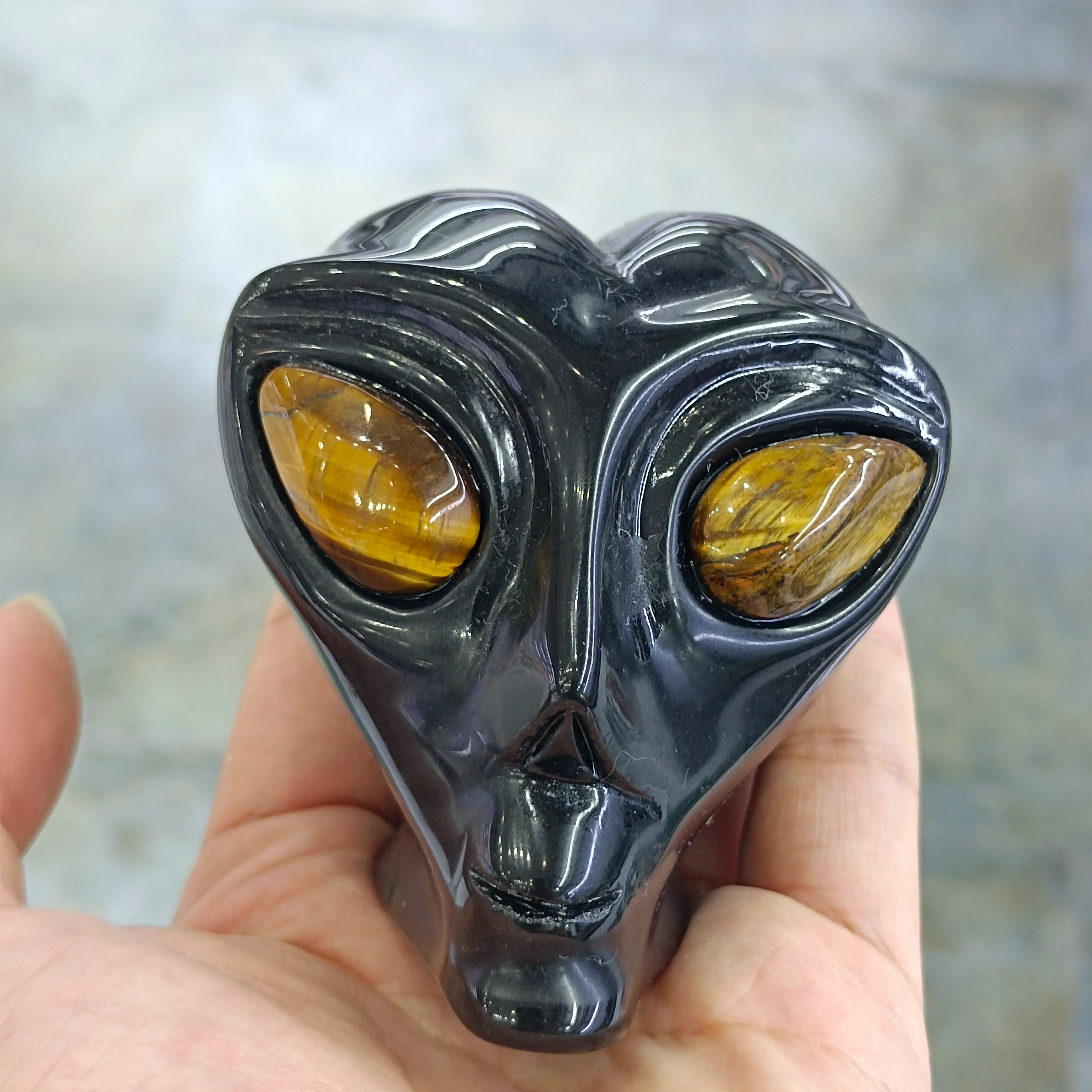 Alien Skull Obsidian Carving - Natural Healing Crystal Stone Statue for Home Decor, Meditation & Energy Work | Handcrafted Quartz Gemstone Collection Figurine for Spiritual Gifts & Yoga Space
