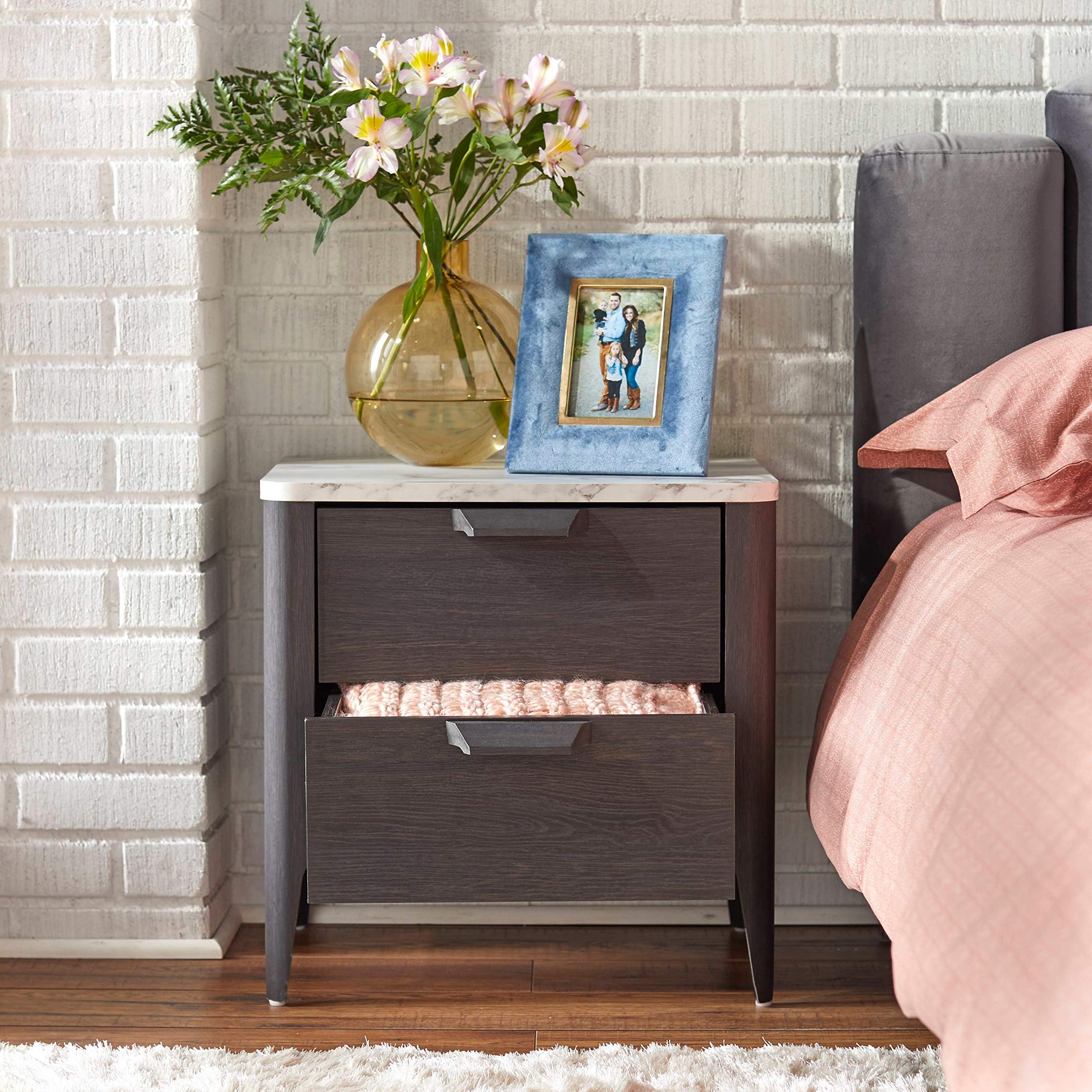 Mid-Century Modern Grey Nightstand with Hardware - Transitional MDF Bedside Table for Bedroom, Living Room & Guest Room