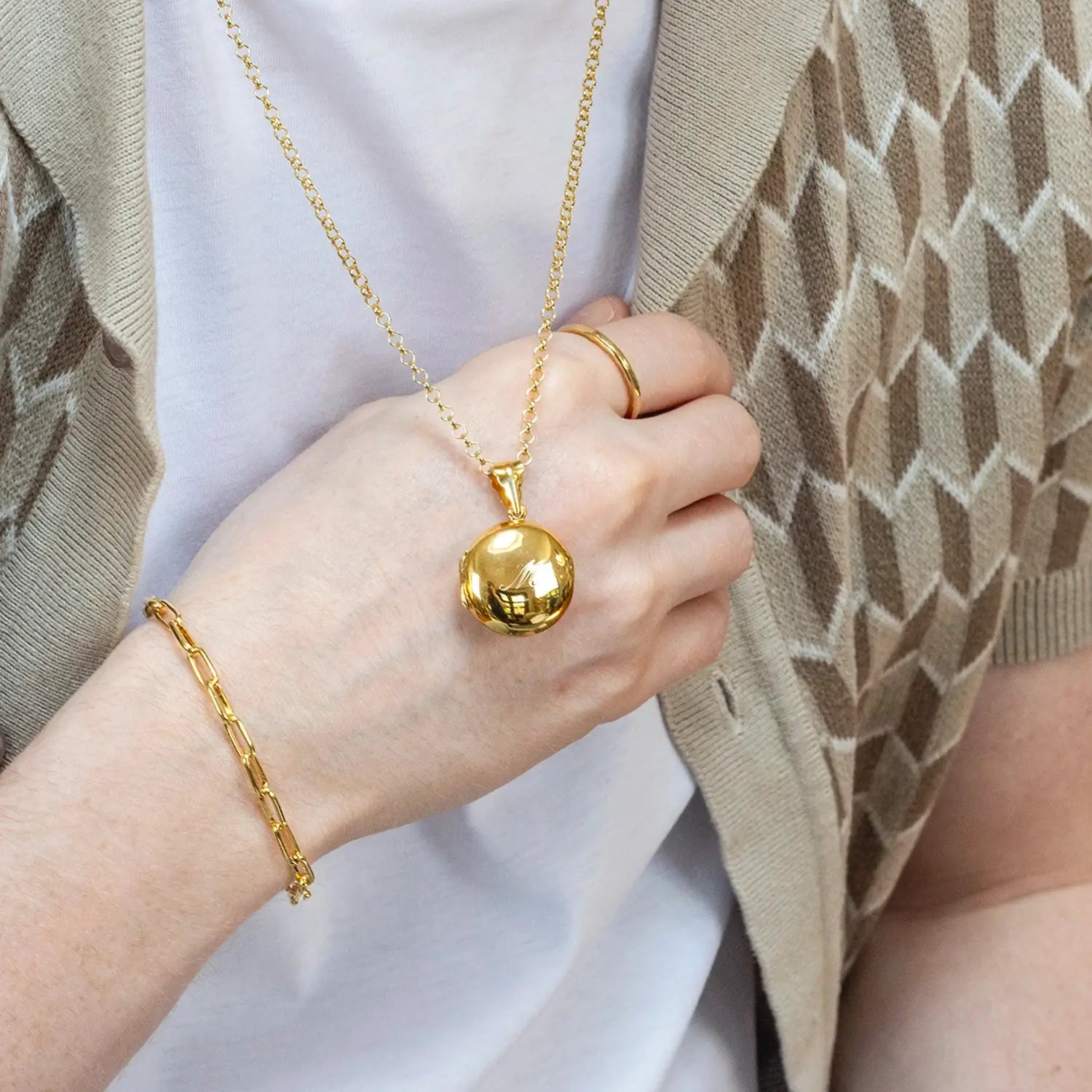 Men's Gold Round Locket Necklace - Vintage Photo Pendant for Gifts, Anniversaries & Special Occasions | Perfect for Valentine's Day, Weddings & Keepsakes