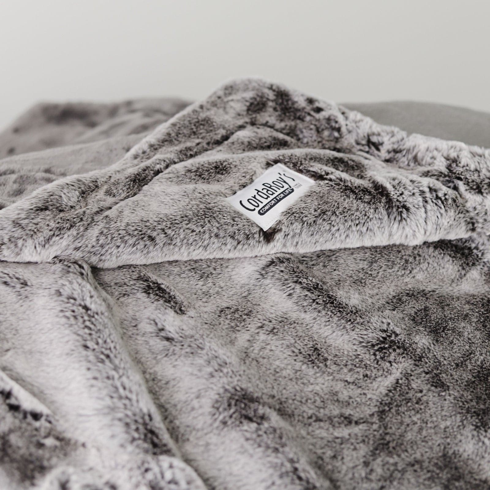 Soft & Cozy XL Chinchilla Throw Blanket - Ultra Plush Fleece Blanket for Couch, Bed & Sofa - Perfect for Winter, Gifts & Home Decor