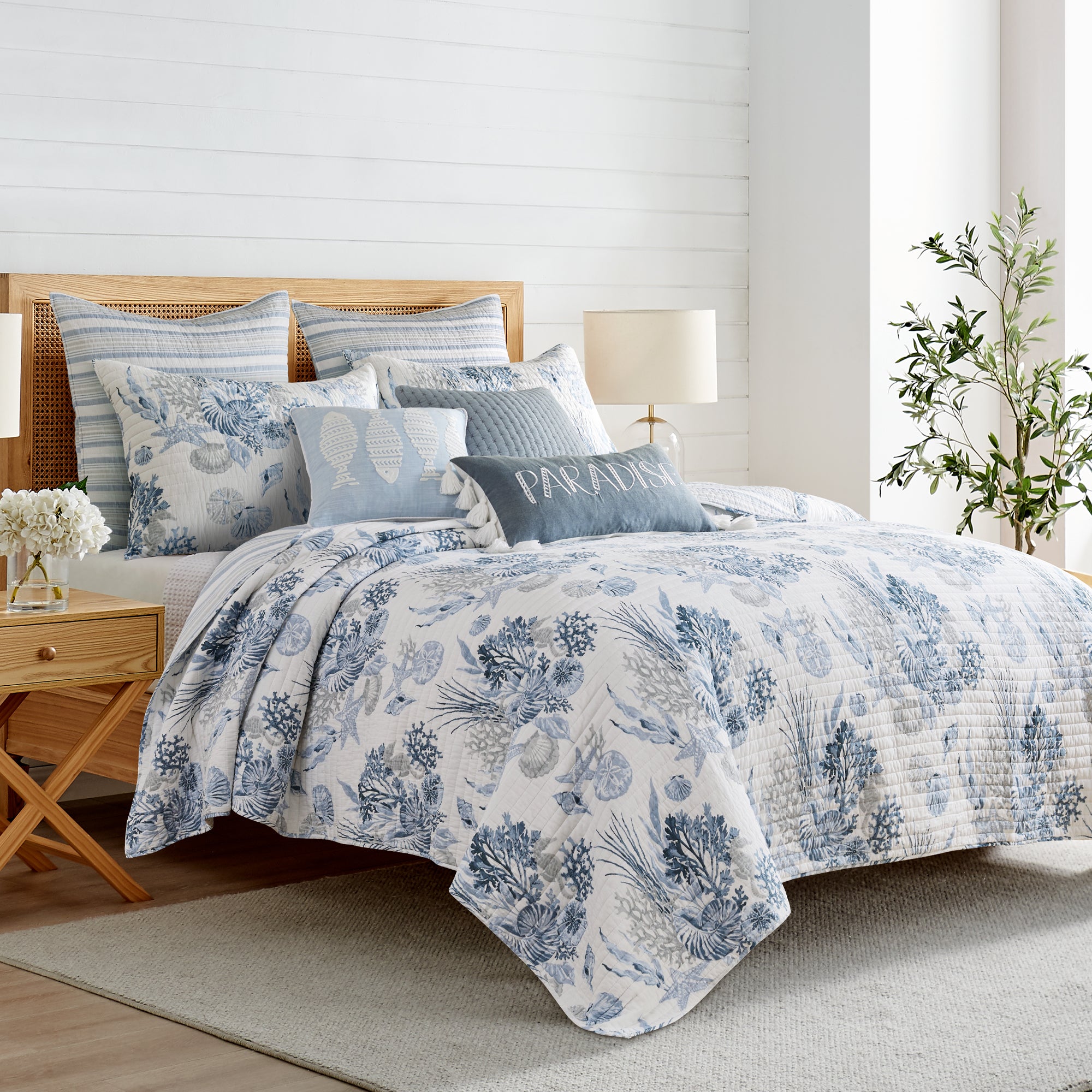 Premium Coral Landing Quilt Set - Soft Queen Size Bedding with Matching Pillowcases - Perfect for Coastal, Beach House or Boho Chic Bedroom Decor