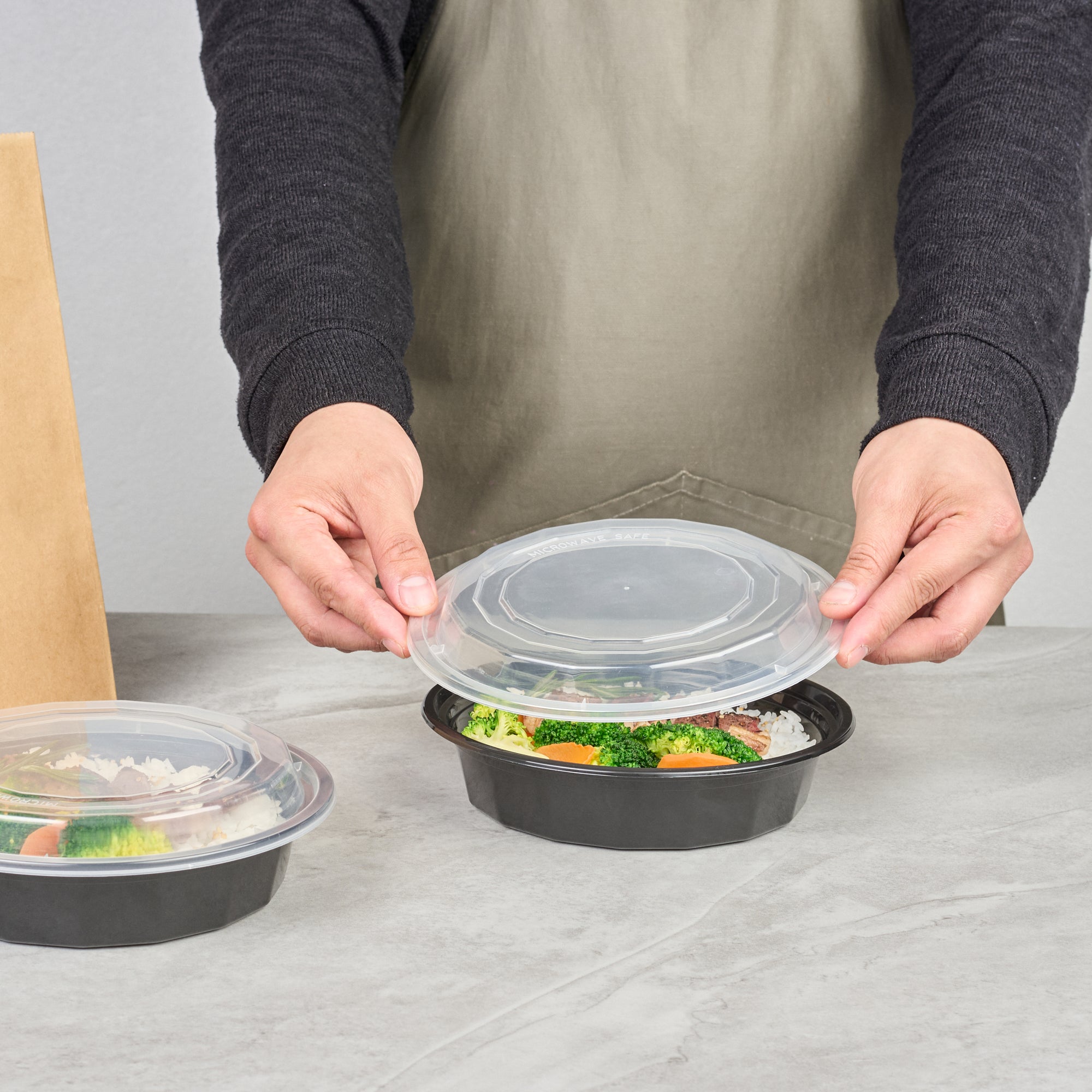 24 oz Round Black Plastic Food Storage Containers with Clear Lids - 100 Pack, Microwave Safe To-Go Boxes (7.25