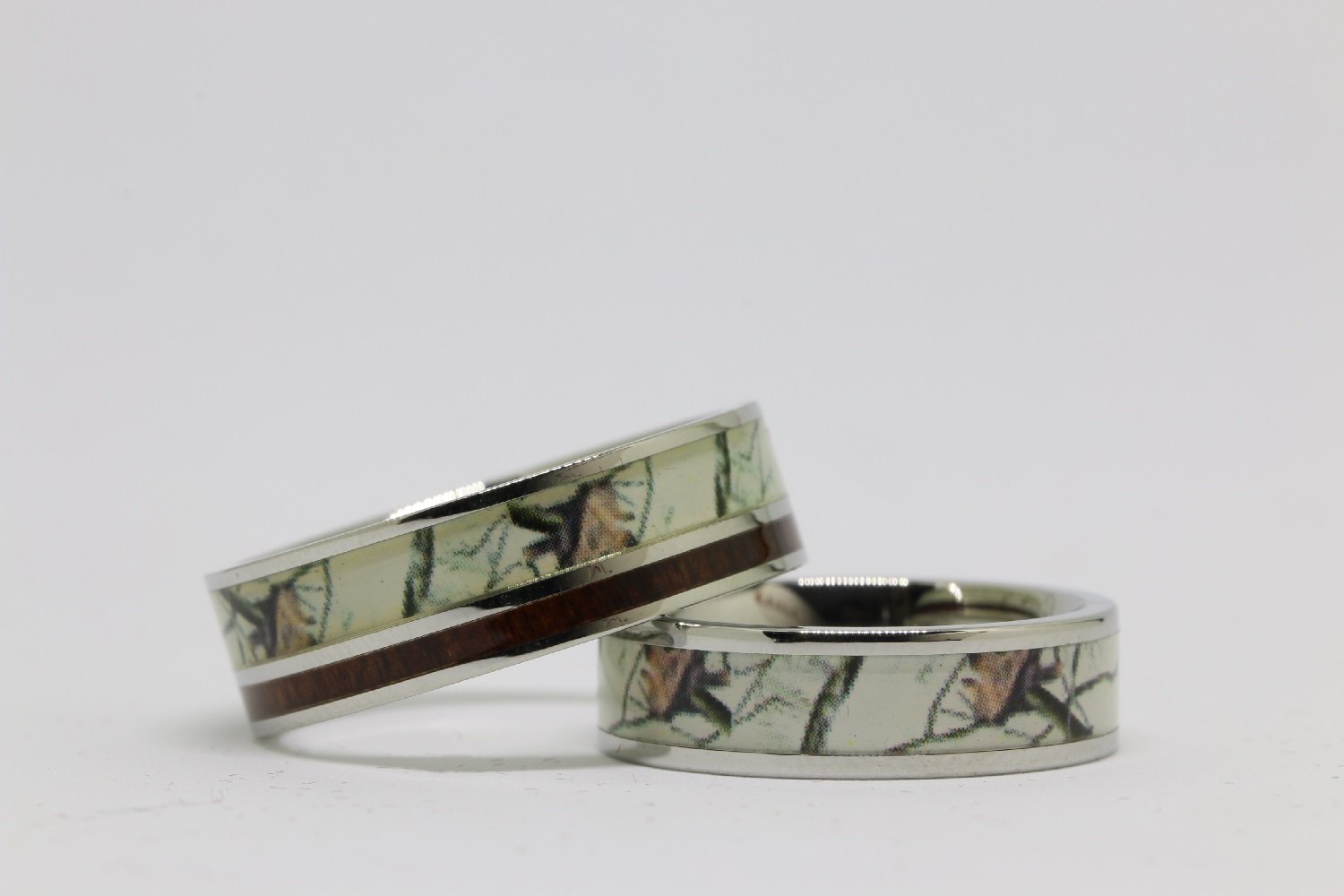 His and Her White Snow Camo Wedding Rings Set - Matching Couple Bands for Men & Women - Tungsten Wood Inlay with CZ Stones - Perfect for Engagement, Wedding & Anniversary Gifts - Ideal for Outdoor & Winter Weddings