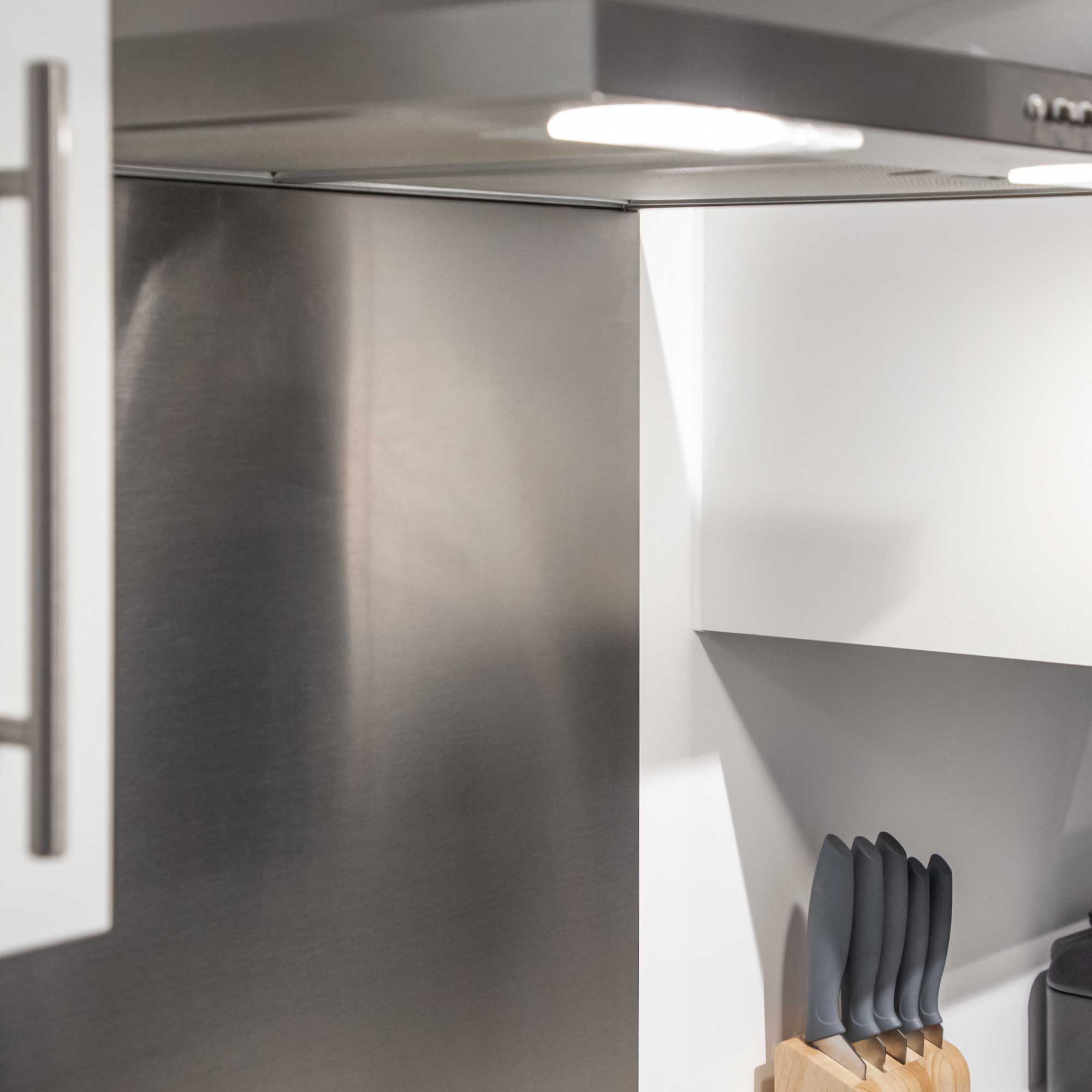 Stainless Steel 60cm Splashback for Cooker Hoods & Range Hoods - Heat Resistant Kitchen Backsplash Panel for Stove & Extractor Fan Protection - Perfect for Modern & Traditional Kitchens