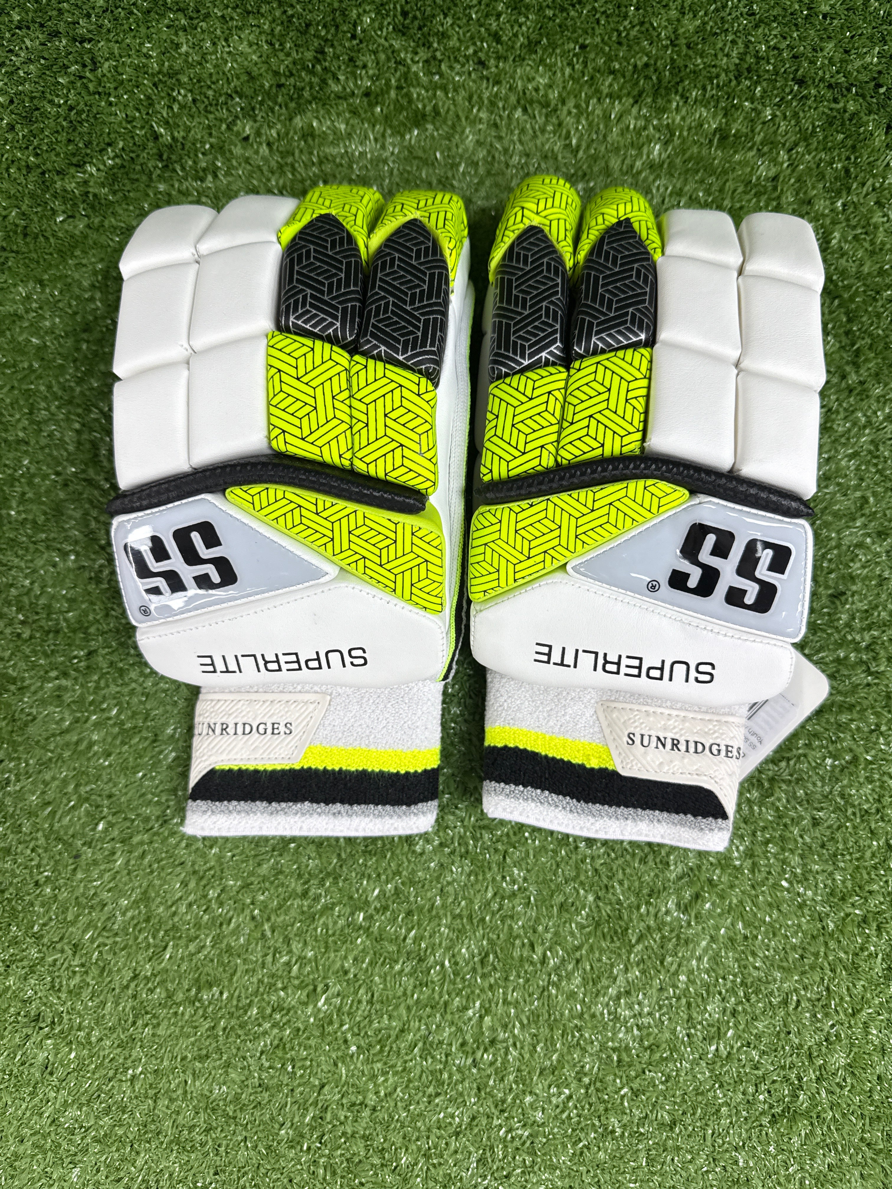 SS Superlite Junior/Youth Cricket Batting Gloves - Lightweight Protective Gear for Young Players - Perfect for Practice & Matches