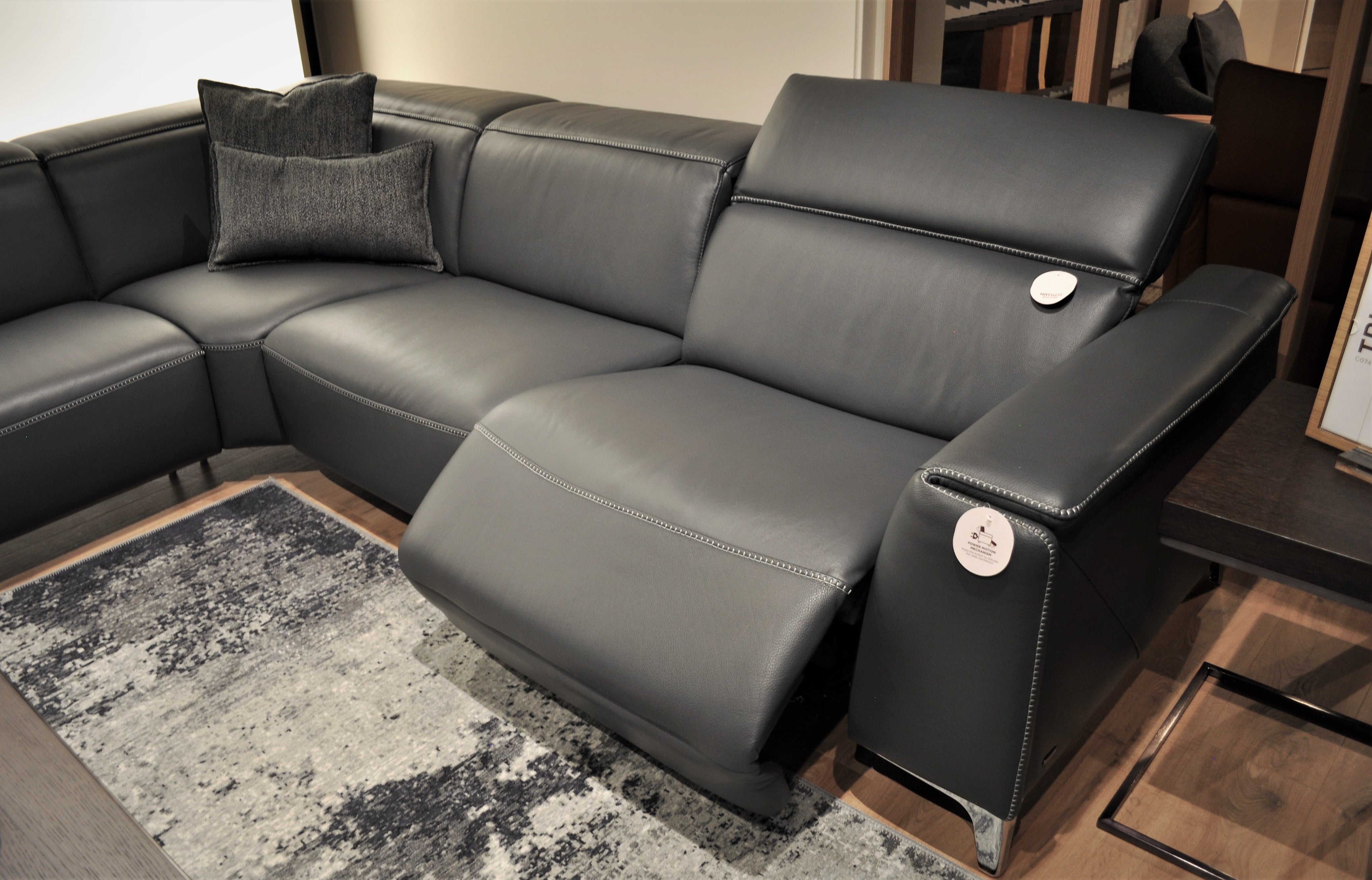 NATUZZI Editions C074 Trionfo Triple Motion Recliner Sectional Sofa - Modern Luxury Living Room Furniture for Home Theater & Relaxation