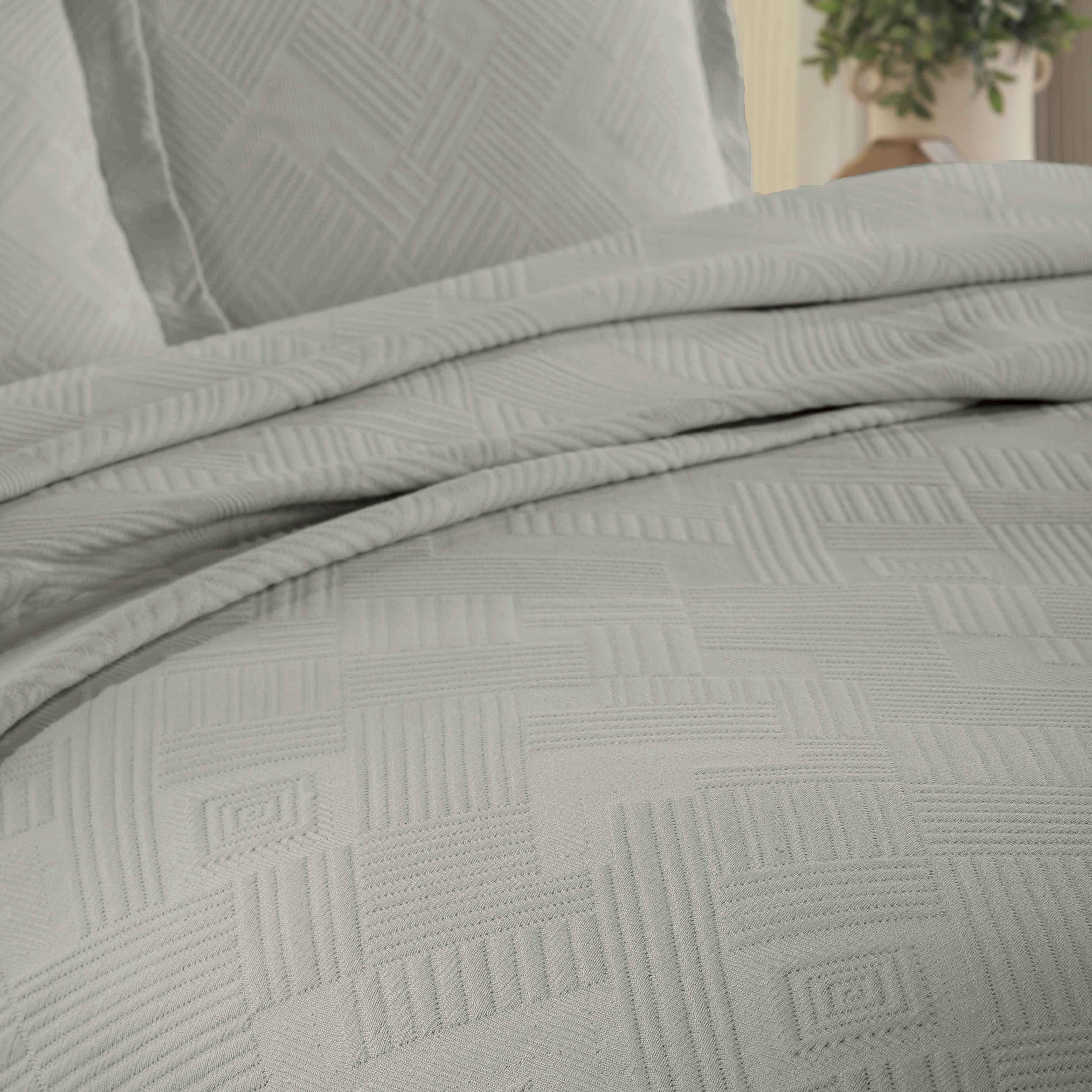 Luxury Cotton Jacquard Matelassé Bedspread Set with Scalloped Geometric Fret Design - Queen/King Size Bed Cover for Master Bedroom, Guest Room & Hotel Decor