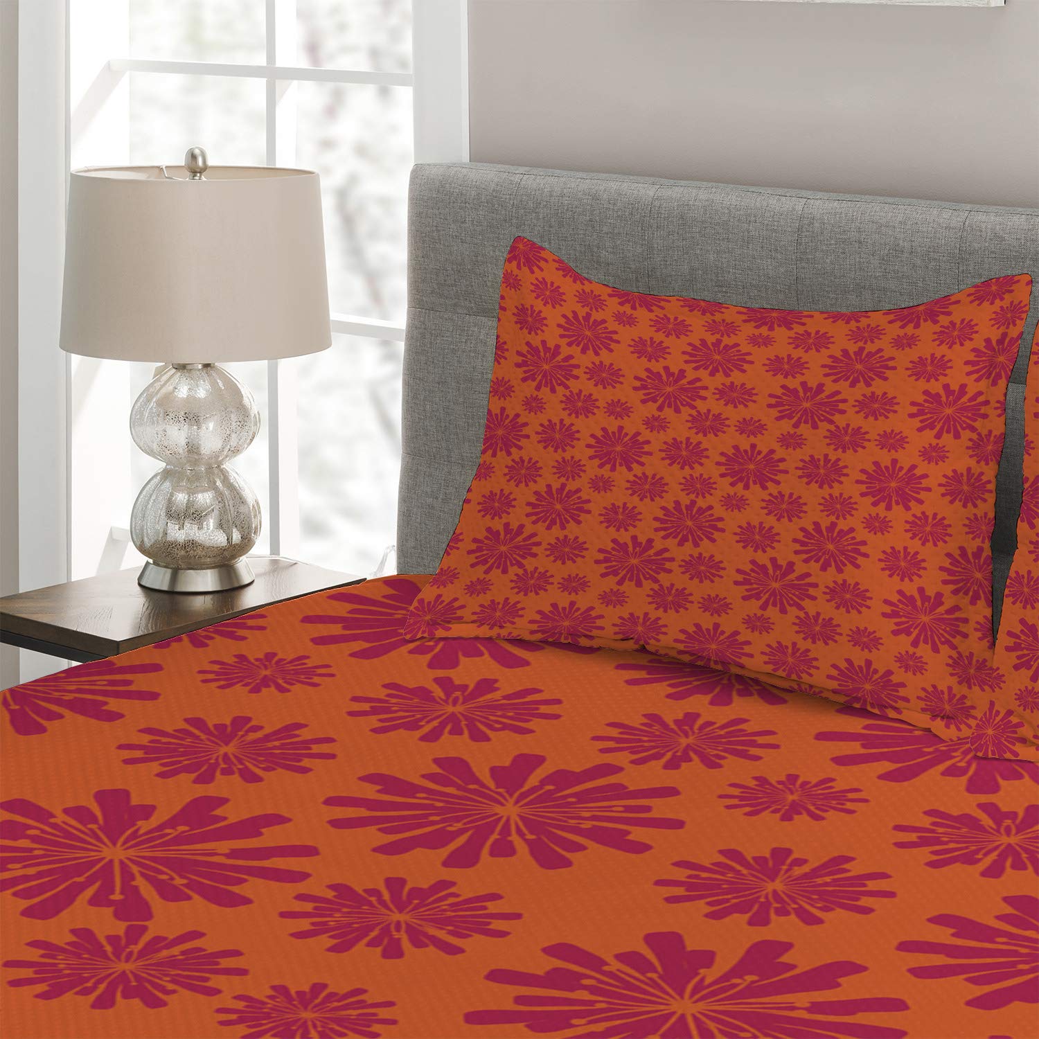 Ambesonne Floral Coverlet Set - Modern Geometric Flower Design Quilted Bedspread with 2 Pillow Shams, King Size in Scarlet & Maroon - Perfect for Master Bedroom Decor & Guest Room Styling