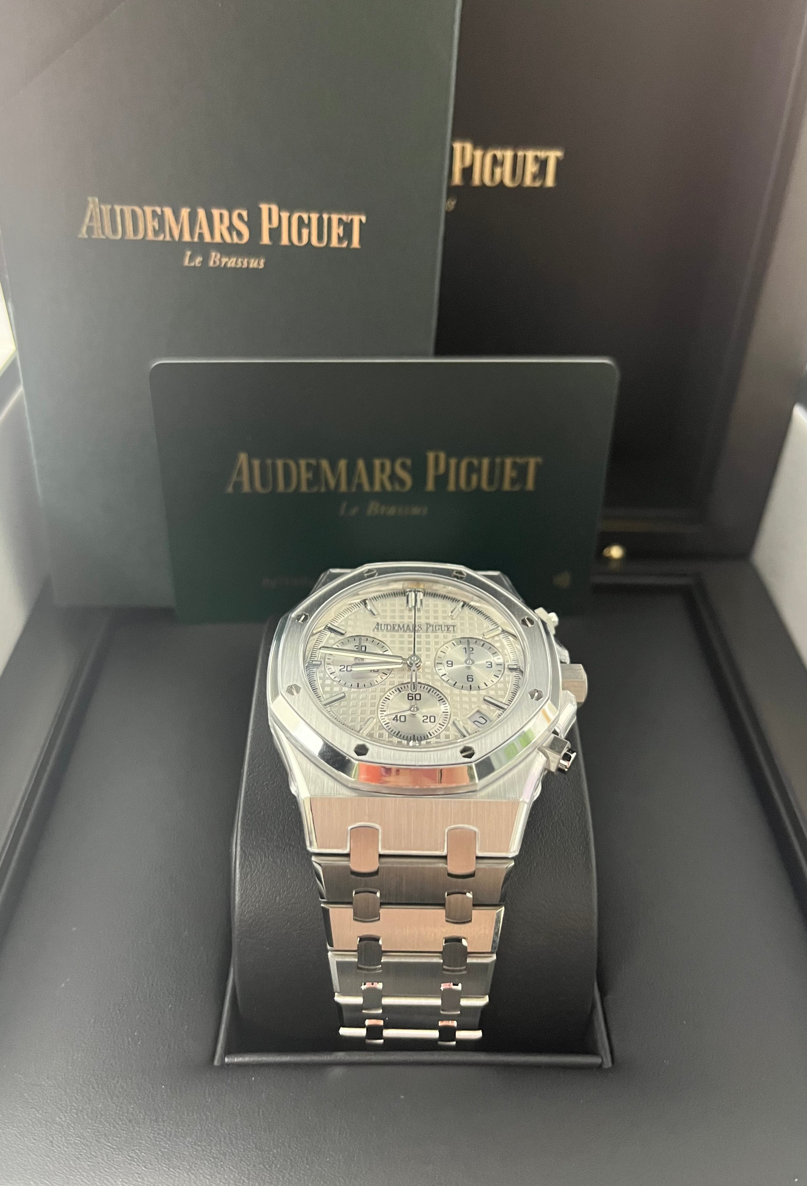 Audemars Piguet Royal Oak Chronograph 26240ST.OO.1320ST.07 - Luxury Men's Watch with White Dial & Stainless Steel Bracelet | Perfect for Business Meetings, Formal Events & Collector's Showcase