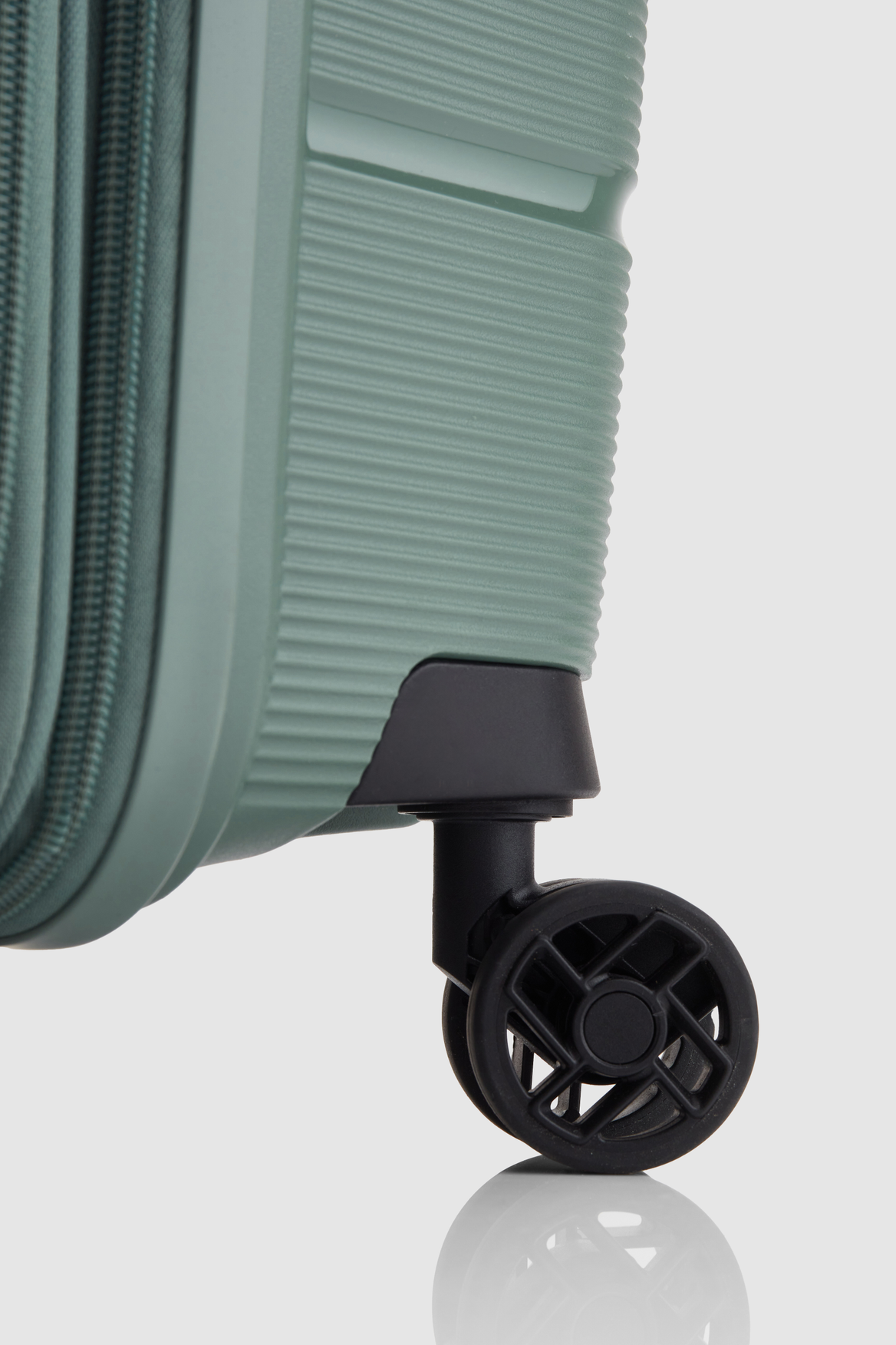 American Tourister Linex 3-Piece Luggage Set (3223698) - Lightweight Spinner Suitcase for Travel, Business & Vacation - Carry-On, Medium & Large Check-In Bags