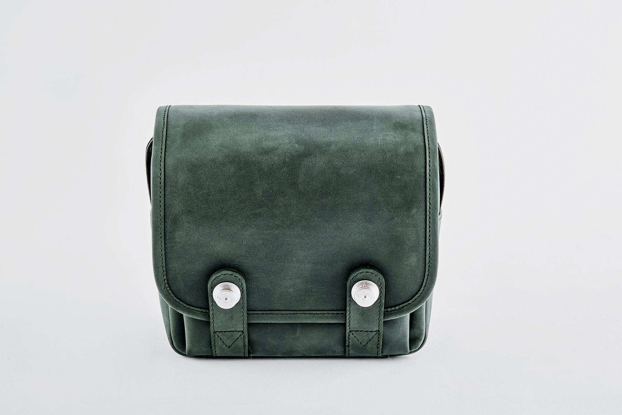 Oberwerth The Q Leather Camera Bag - Pine Tree Green with Red Lining | Stylish DSLR & Mirrorless Camera Case for Photographers | Perfect for Travel, Street & Professional Photography