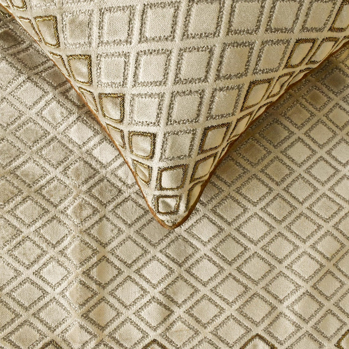 Luxury Velvet Gold Bed Runner & Pillow Cover Set - Elegant Decorative Throw for Master Bedroom, Wedding Decor, and Hotel Styling - Auric Gem Collection