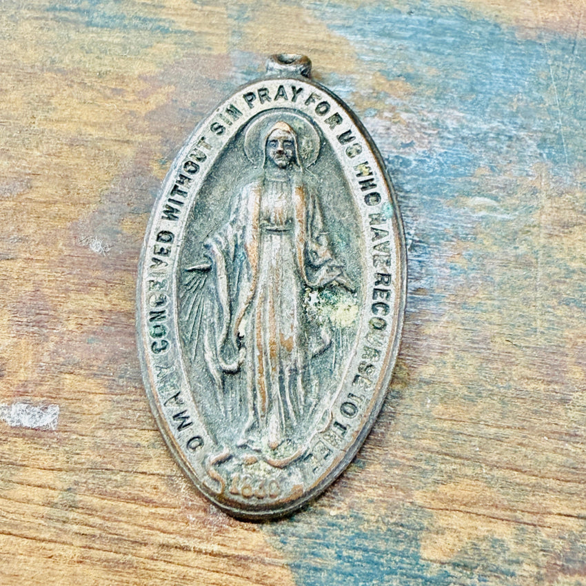 Vintage Miraculous Mary Devotional Pendant Necklace - Religious Catholic Jewelry for Women - Perfect for Prayer, Church, and Faith-Based Gifts