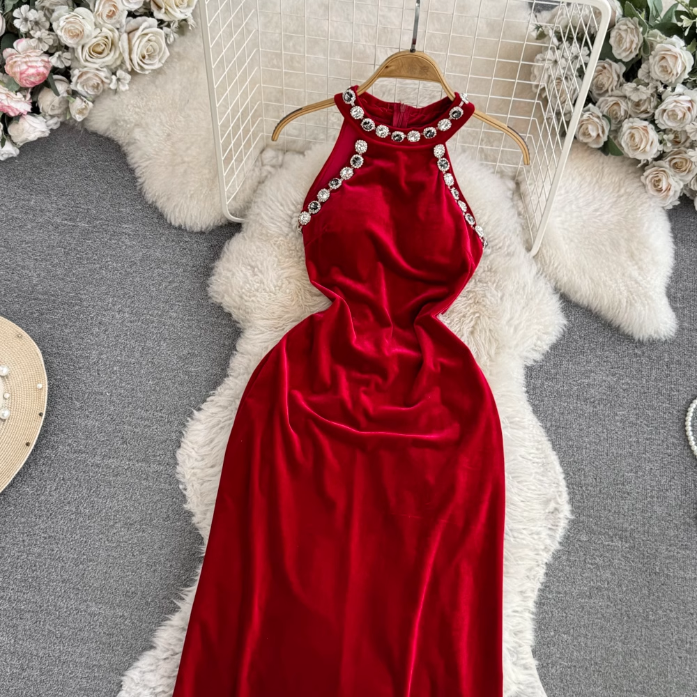 Elegant Halter Neck Velvet Prom Dress with Beaded Details - Formal Evening Gown for Homecoming, Wedding & Special Occasions