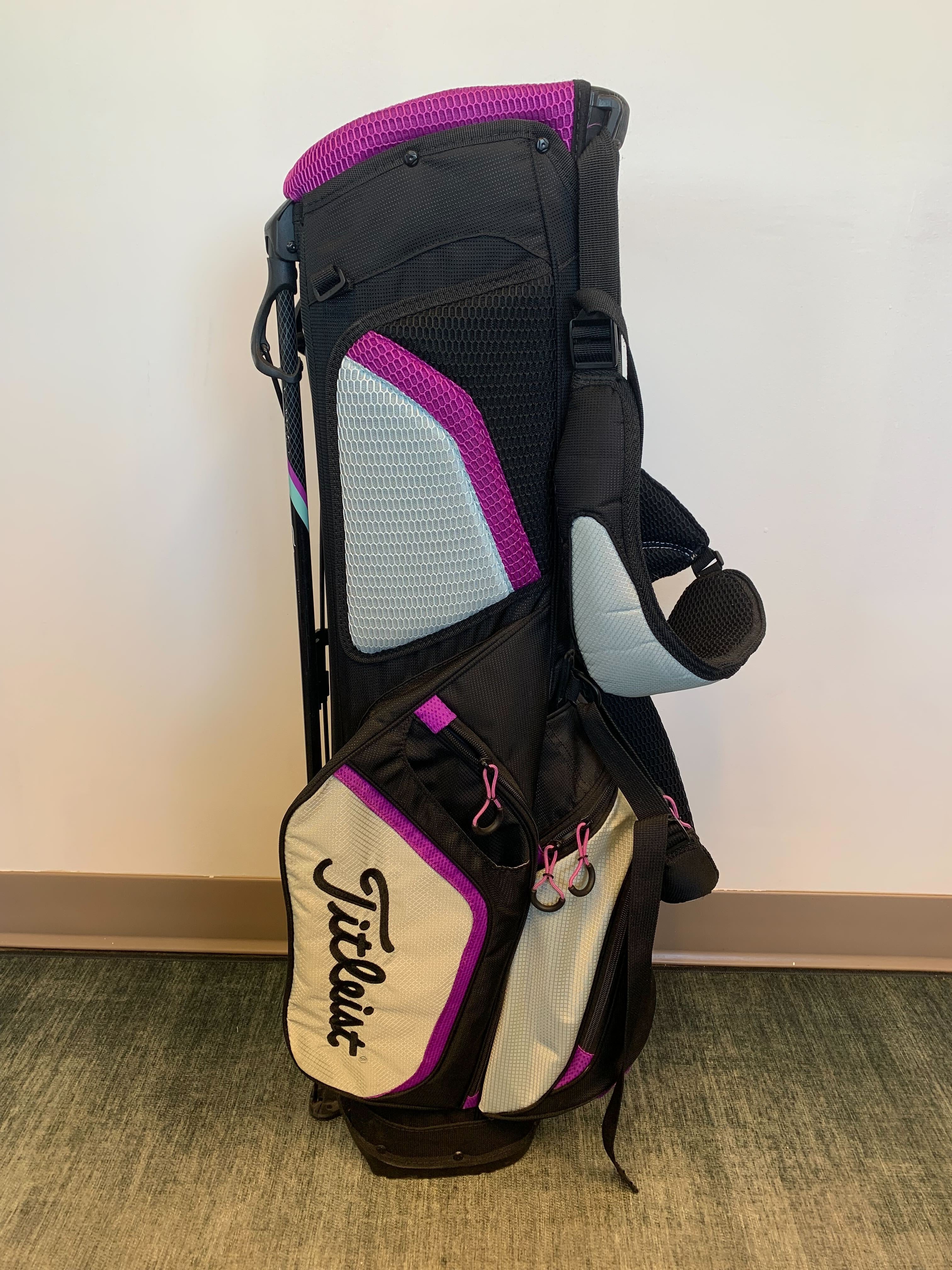 Titleist Women's Golf Stand Bag - Lightweight Black & Pink Golf Bag with 3 Dividers, Adjustable Strap & Rain Cover - Perfect for Women Golfers on the Course or Driving Range