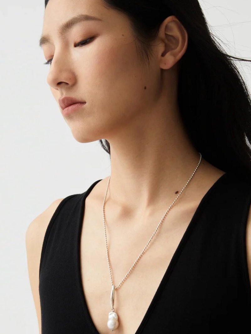 Elegant Minimalist Willow Leaf Baroque Pearl Pendant Necklace - Perfect for Weddings, Parties & Everyday Wear