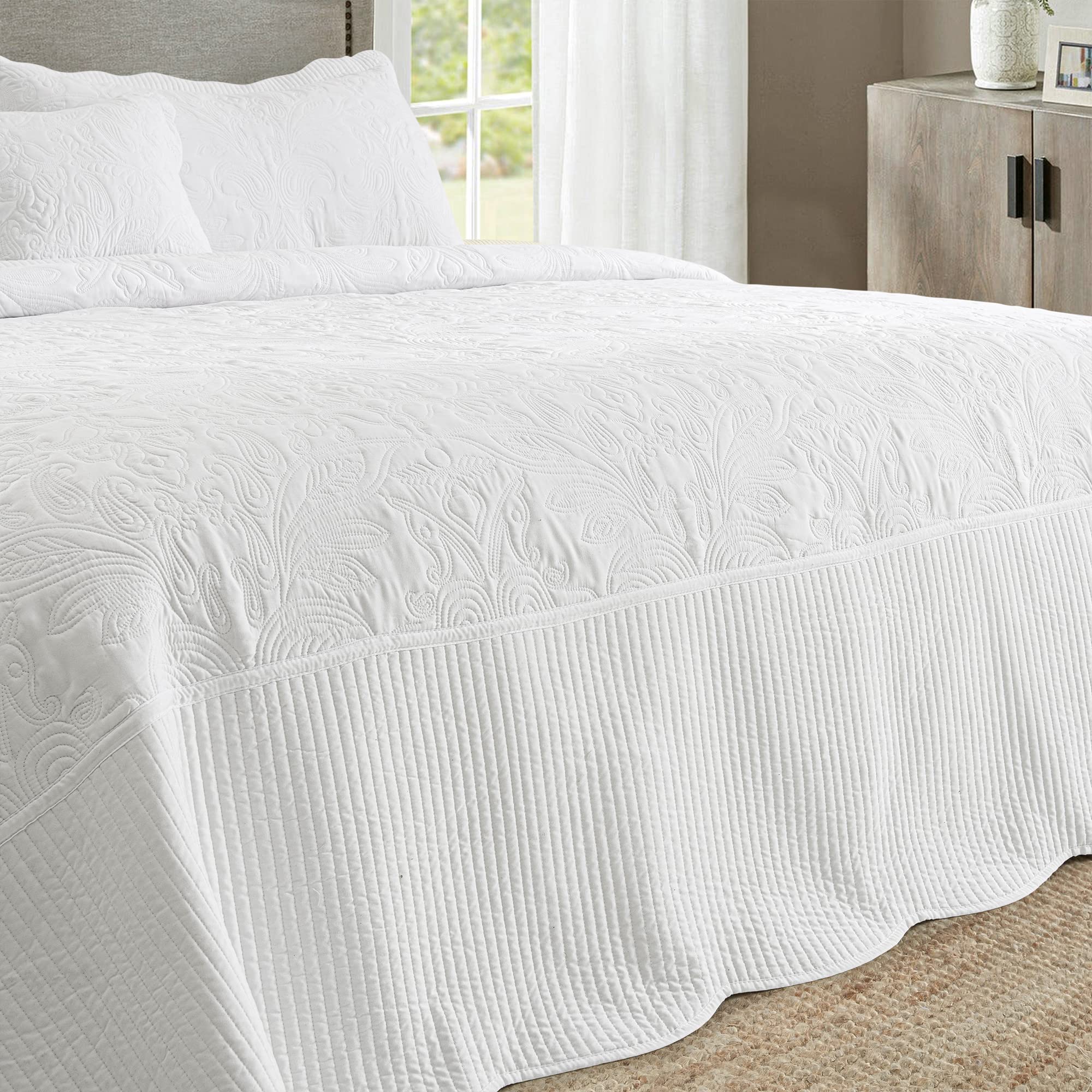 HoneiLife California King Quilt Set - 4-Piece Oversized 120x120 Inch Rustic Reversible Lightweight Bedspread Coverlet for All Seasons | White | Perfect for Master Bedroom, Guest Room & Cozy Farmhouse Decor