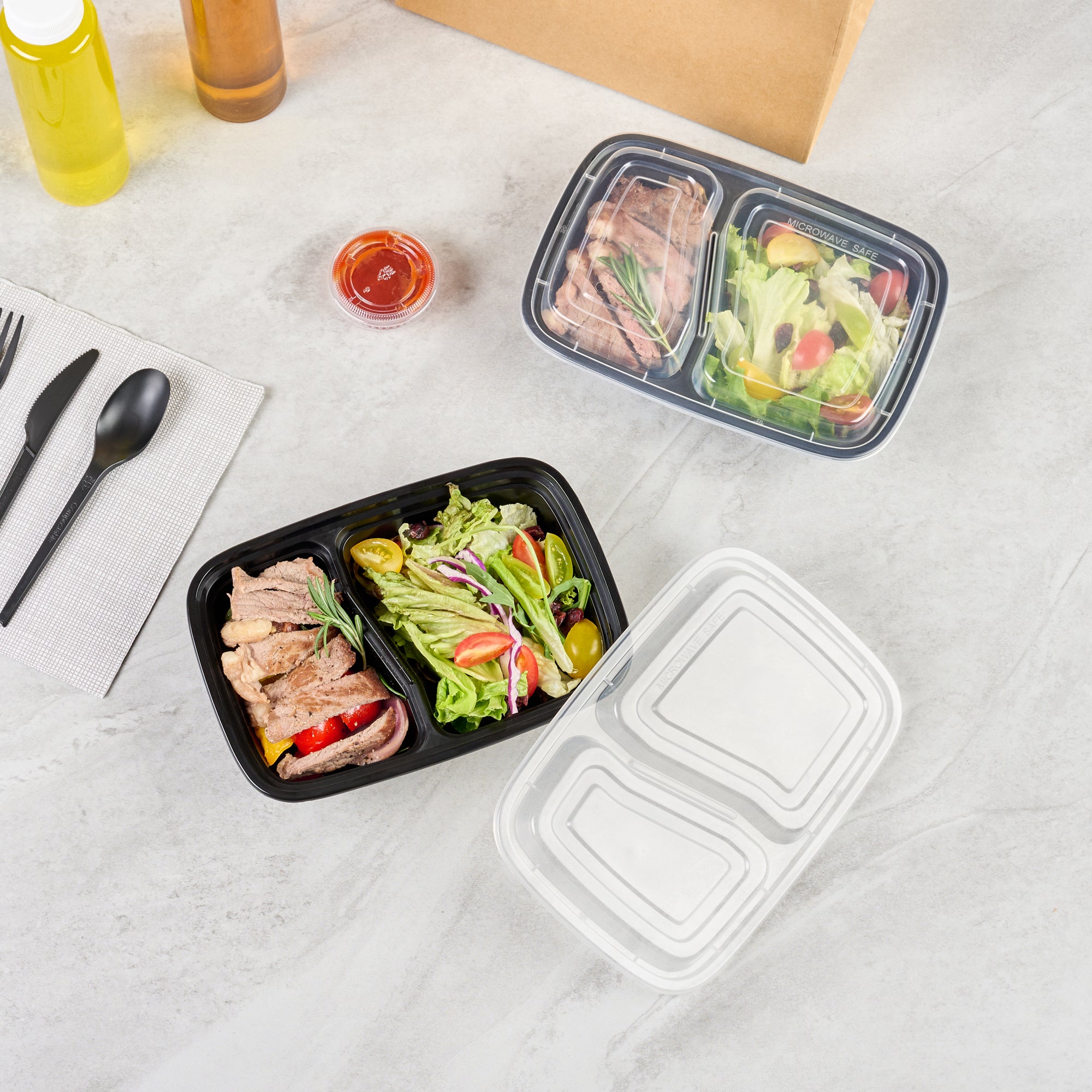32 oz Black Plastic 2-Compartment Food Storage Containers with Clear Lids - Microwave Safe (8.75