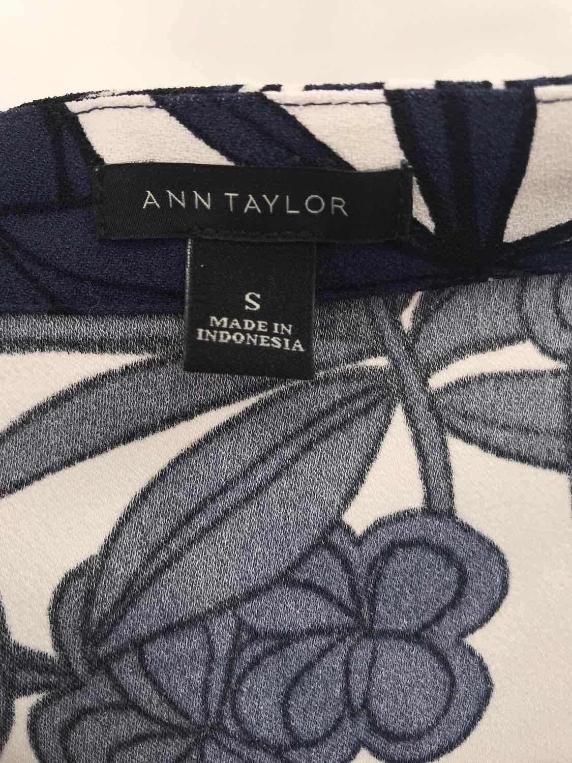 Pre-Owned Ann Taylor Navy Blue Blouse Size Small - Perfect for Work, Office & Casual Wear