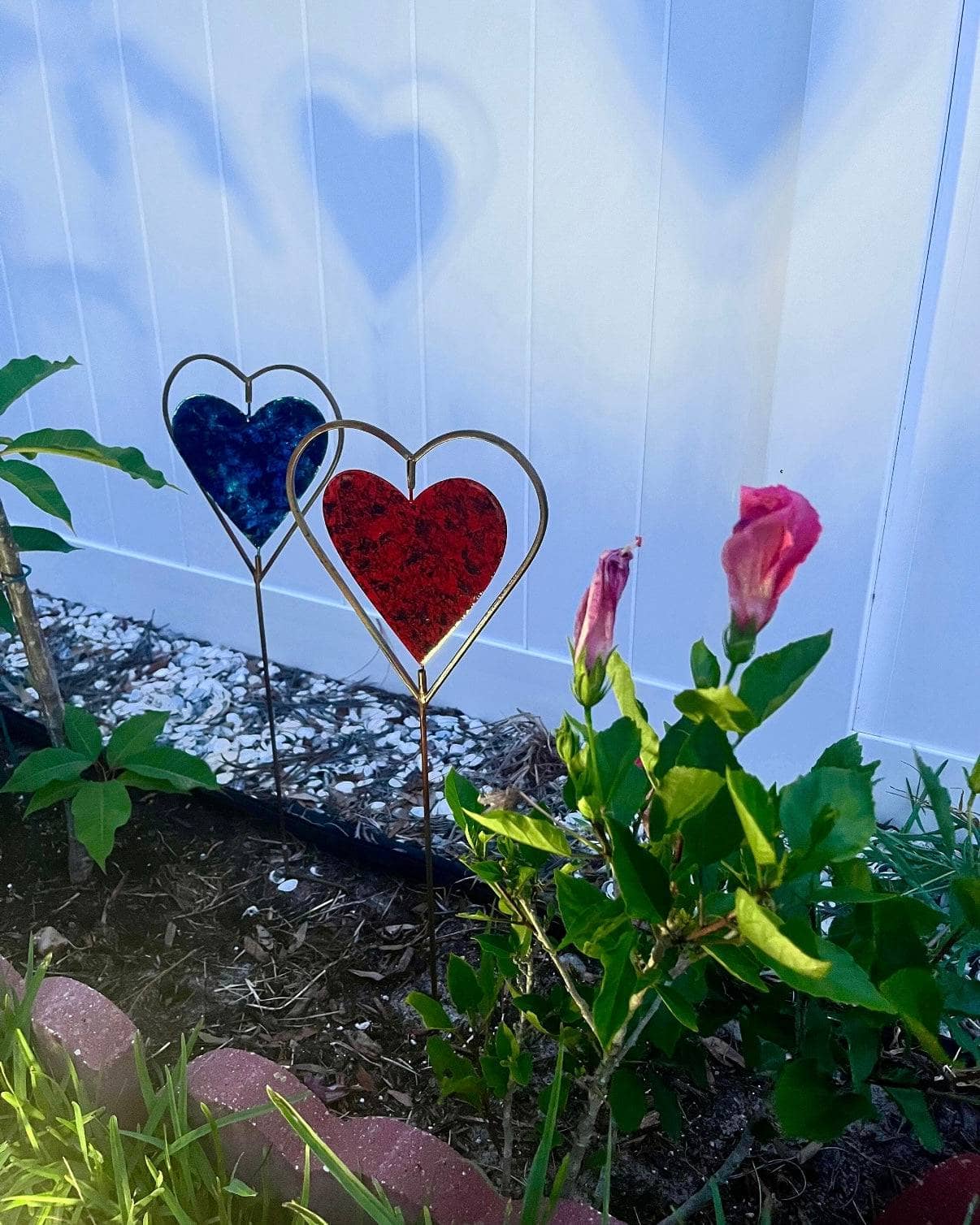Red Heart Disc Garden Stake - Decorative Metal Yard Art for Outdoor Decor, Valentine's Day Gift, and Garden Landscaping | Perfect for Flower Beds, Patios, and Backyard Decorations