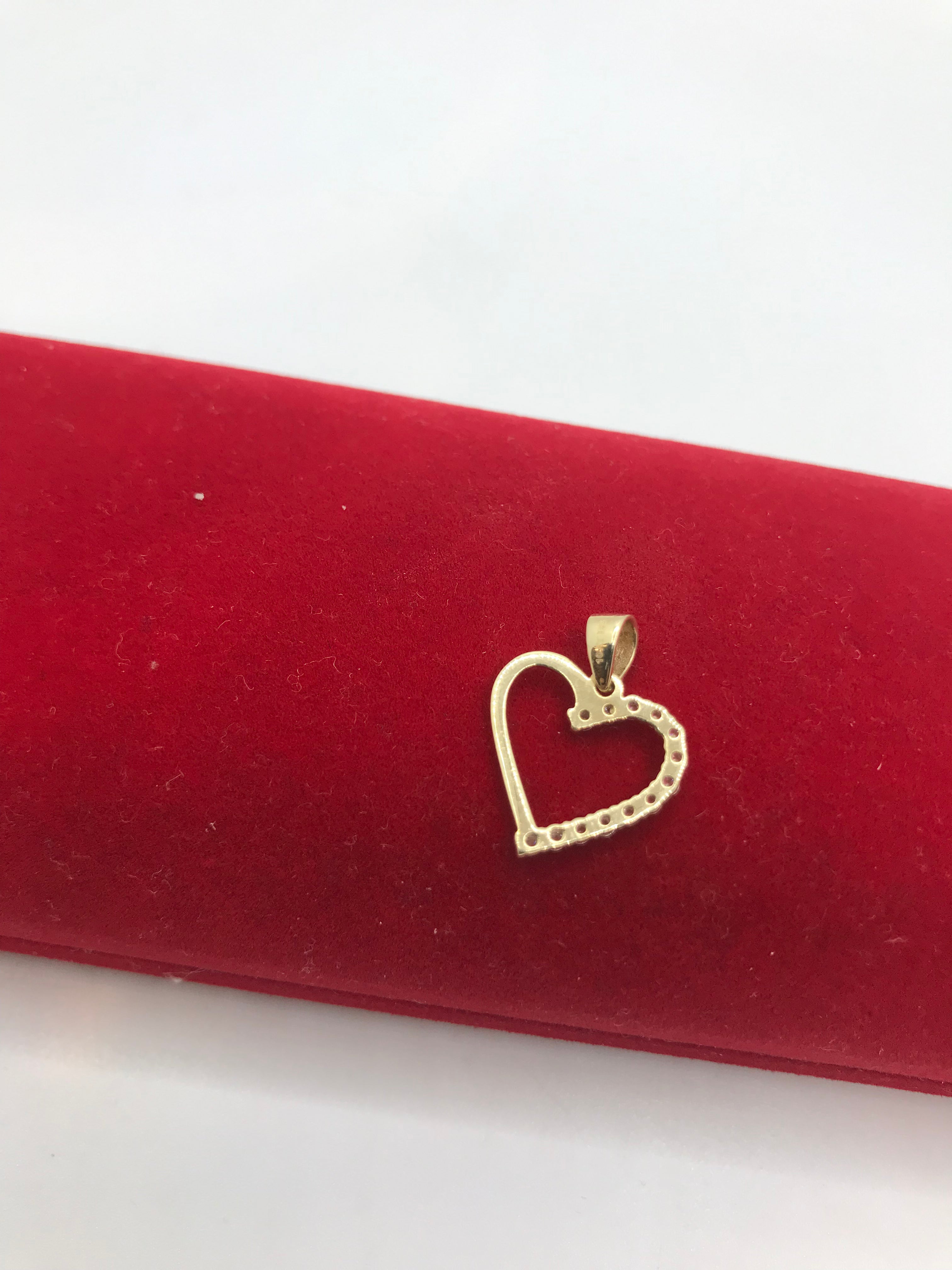 10K Gold Heart Pendant Necklace for Women - Dainty & Elegant Jewelry Gift for Valentine's Day, Anniversary, or Birthday - Perfect for Everyday Wear & Special Occasions