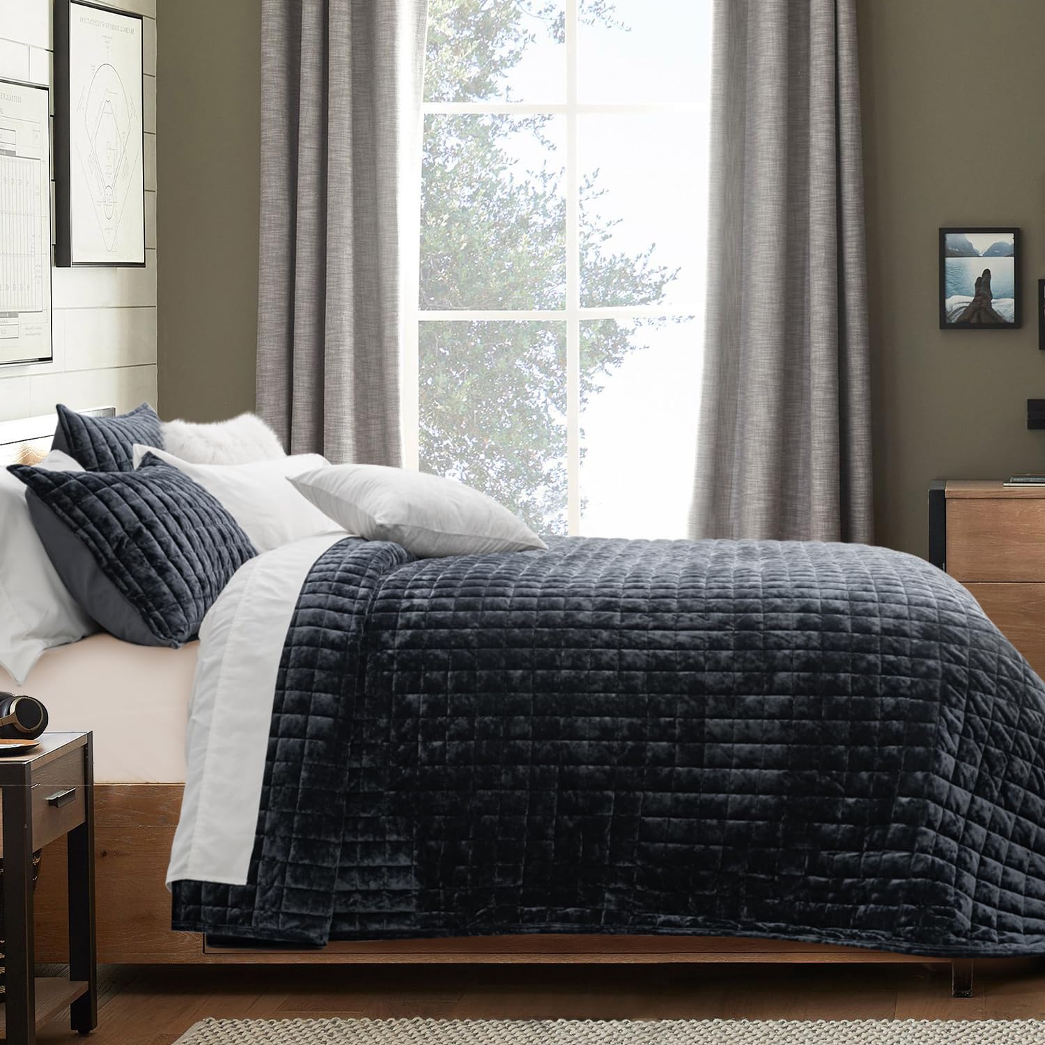 RECYCO Luxury Velvet Quilt Set King Size - Ultra Soft Velvet Comforter Set with 2 Shams | Lightweight Channel Box Stitch Oversized Bedspread Coverlet for All Seasons | Perfect for Master Bedroom, Guest Room & Cozy Winter Nights (Black)