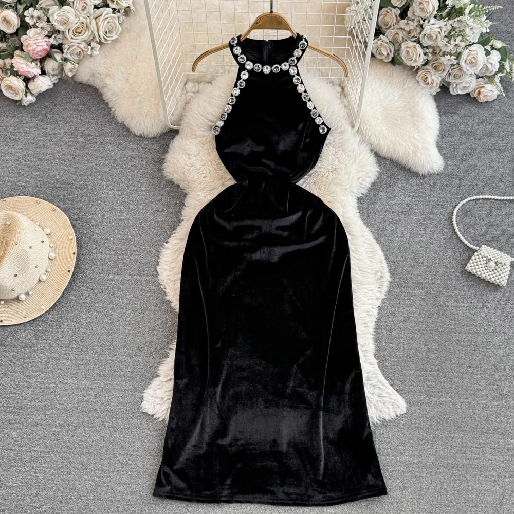 Elegant Halter Neck Velvet Prom Dress with Beaded Details - Formal Evening Gown for Homecoming, Wedding & Special Occasions