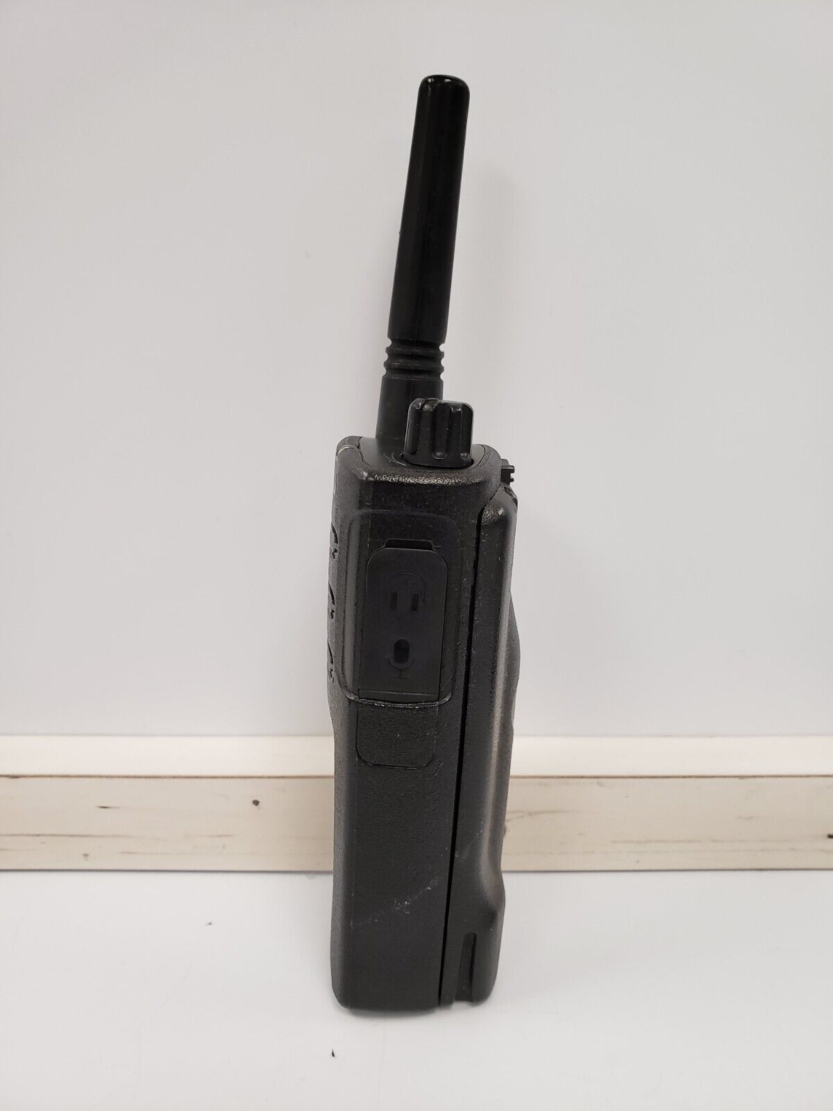 Motorola RMU2043 Two-Way Radio - Long Range Walkie Talkie for Business & Outdoor Adventures - Perfect for Construction, Security & Hiking