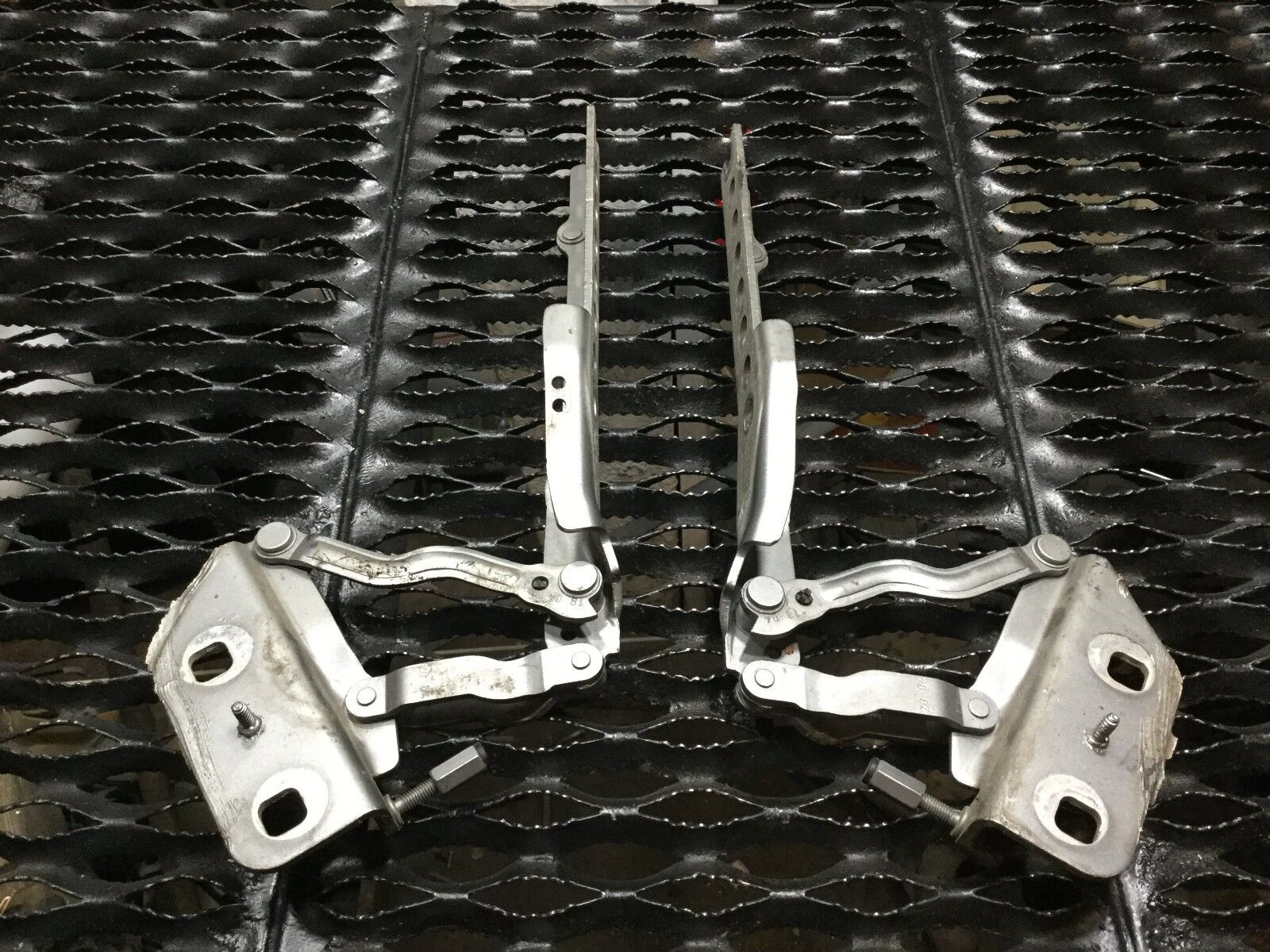 04-09 Audi A8 D3 Hood Hinge Pair - OEM Replacement Parts for Left & Right Side - Perfect for Car Repair & Maintenance