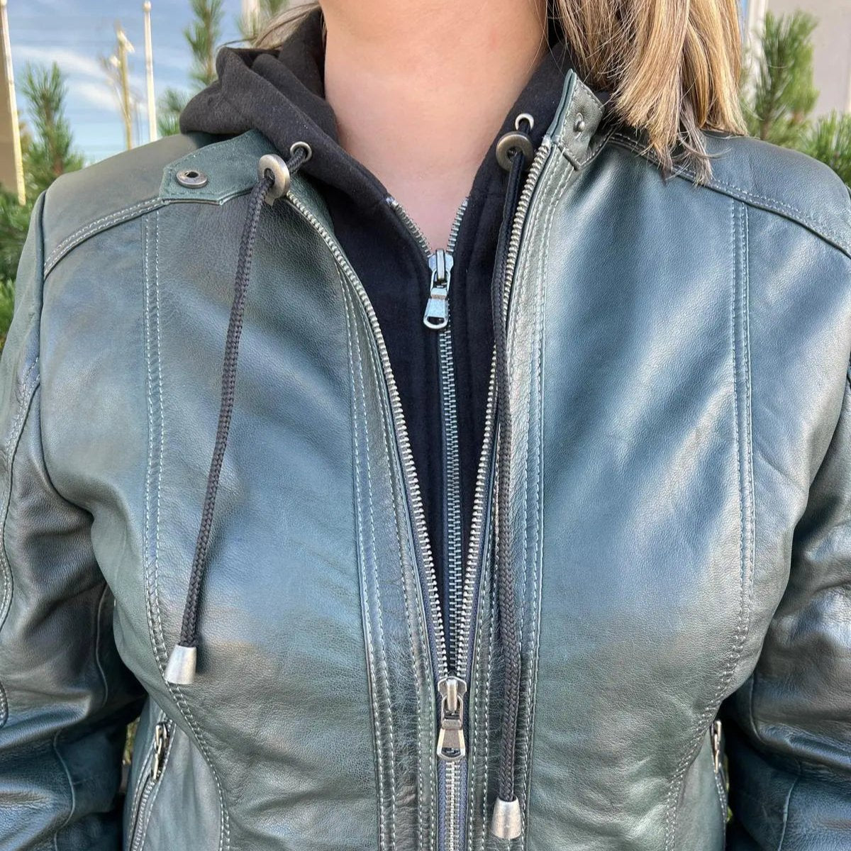 BOL Women's Detachable Hooded Leather Jacket - Fashionable Faux Leather Coat for Fall & Winter - Perfect for Casual Outfits, Streetwear & Outdoor Activities