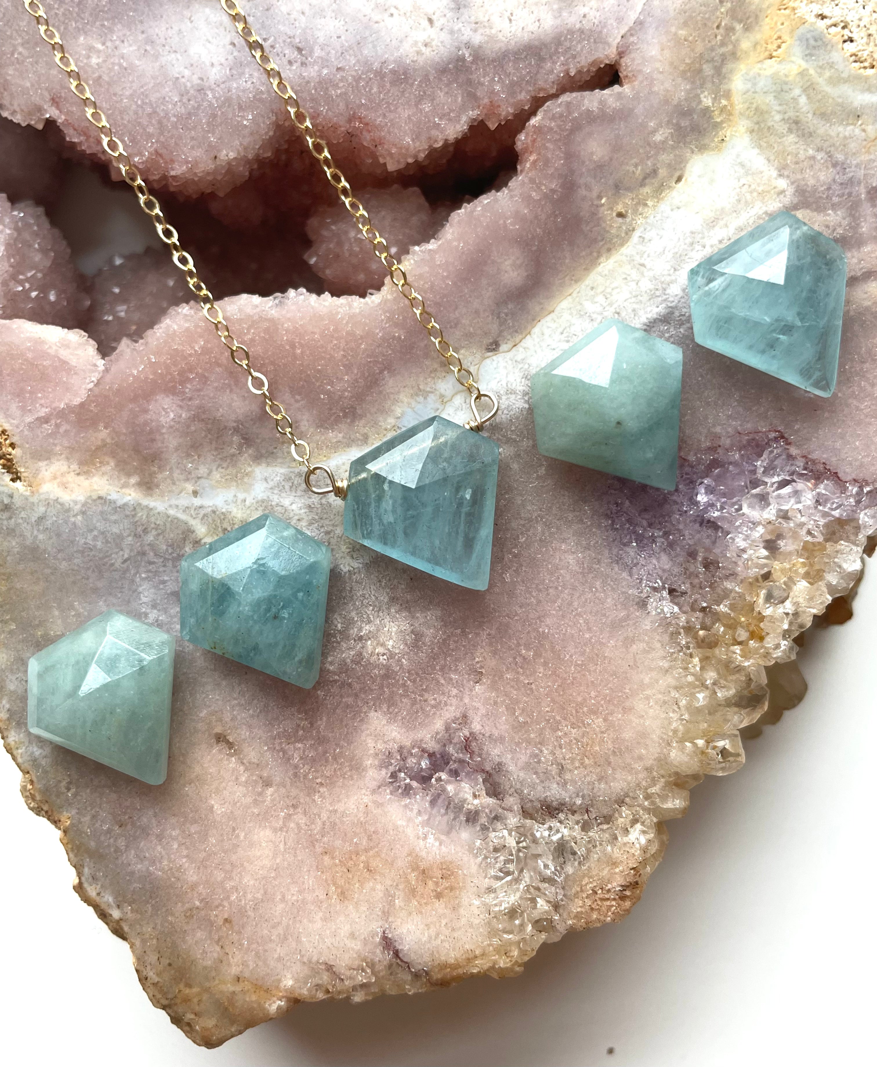 Natural Raw Aquamarine Pendant Necklace - March Birthstone Jewelry for Women, Birthday Gift, Healing Crystal, Boho Chic Style | Perfect for Everyday Wear, Special Occasions & Spiritual Healing