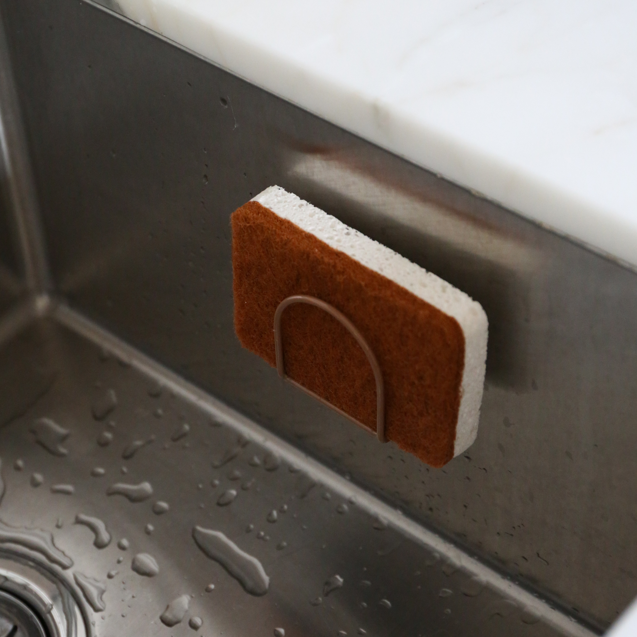 DESIGNSTUFF Sink Sponge Holder with Suction Cup - Rustproof Stainless Steel Sponge Caddy for Kitchen Sink - Perfect for Organizing Sponges, Brushes, and Dish Soap (Camel Color) - Ideal for Kitchen, Bathroom, and RV Use