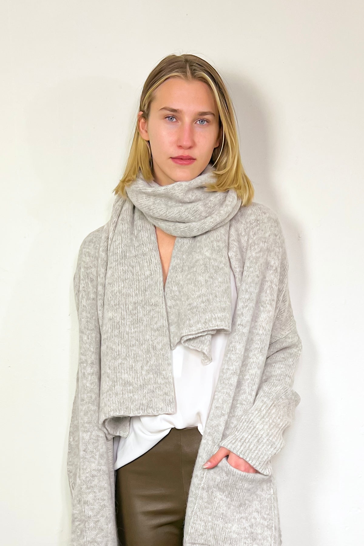 Soft & Warm Alpaca Wool Blend Scarf - Light Grey Winter Wrap for Women & Men - Perfect for Cold Weather, Outdoor Activities & Gift Giving