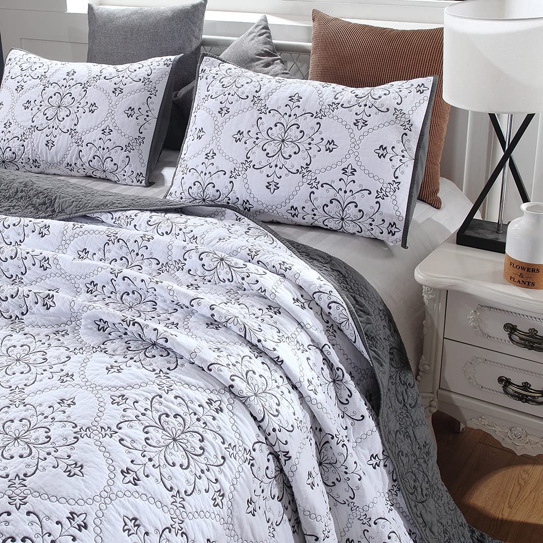 VCTOPS 3-Piece Embroidered Floral Quilt Set - Oversized Queen 100% Cotton Reversible Bedspread with 2 Pillow Shams, Soft Lightweight Coverlet (105