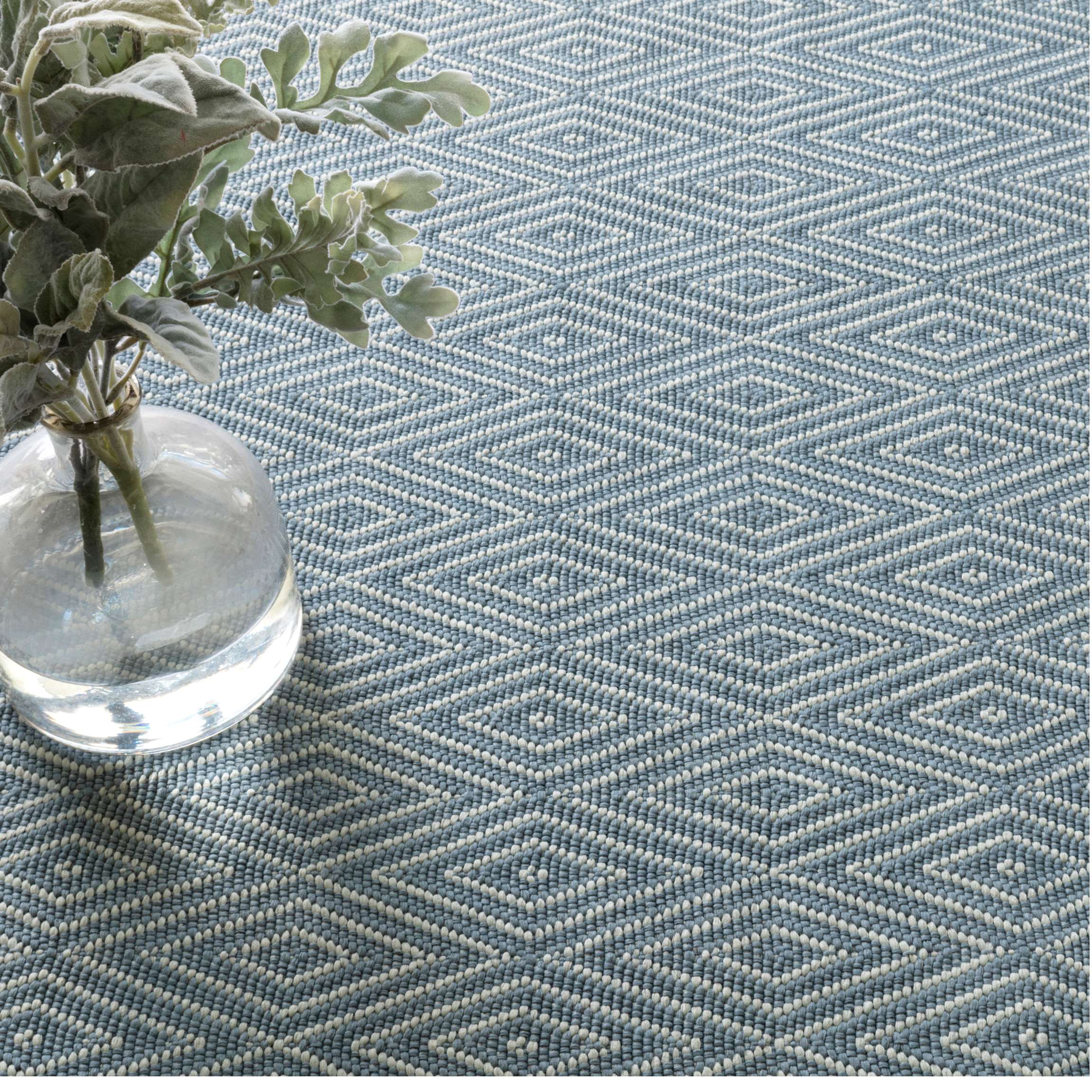 Dash & Albert Diamond Slate Indoor/Outdoor Rug - Durable & Stylish Area Carpet for Living Room, Patio, Deck - Water-Resistant & Easy to Clean