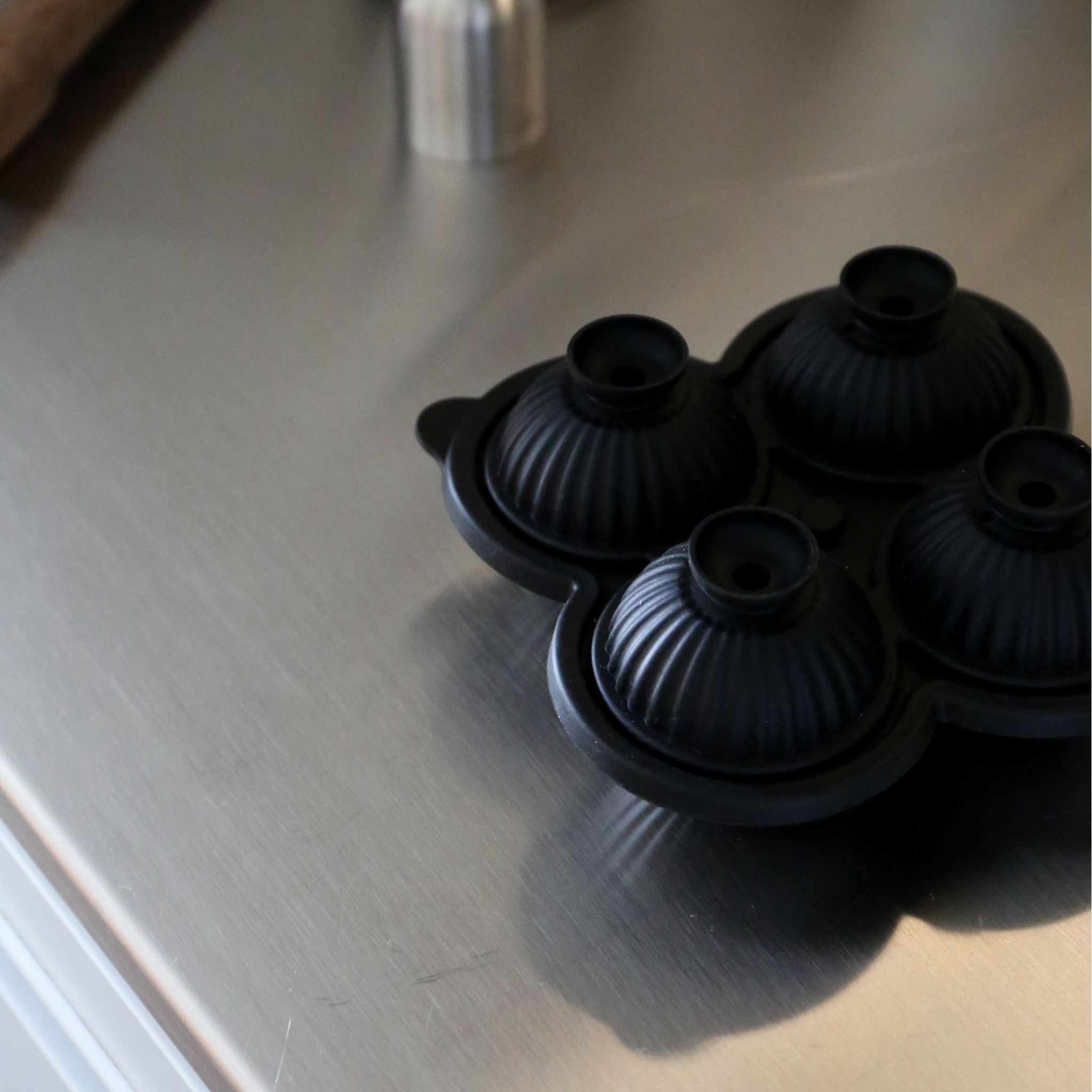 DESIGNSTUFF Sphere Ice Cube Tray - Premium Silicone Mold for Perfect Round Ice Balls - Ideal for Cocktails, Whiskey, and Chilled Beverages - Black