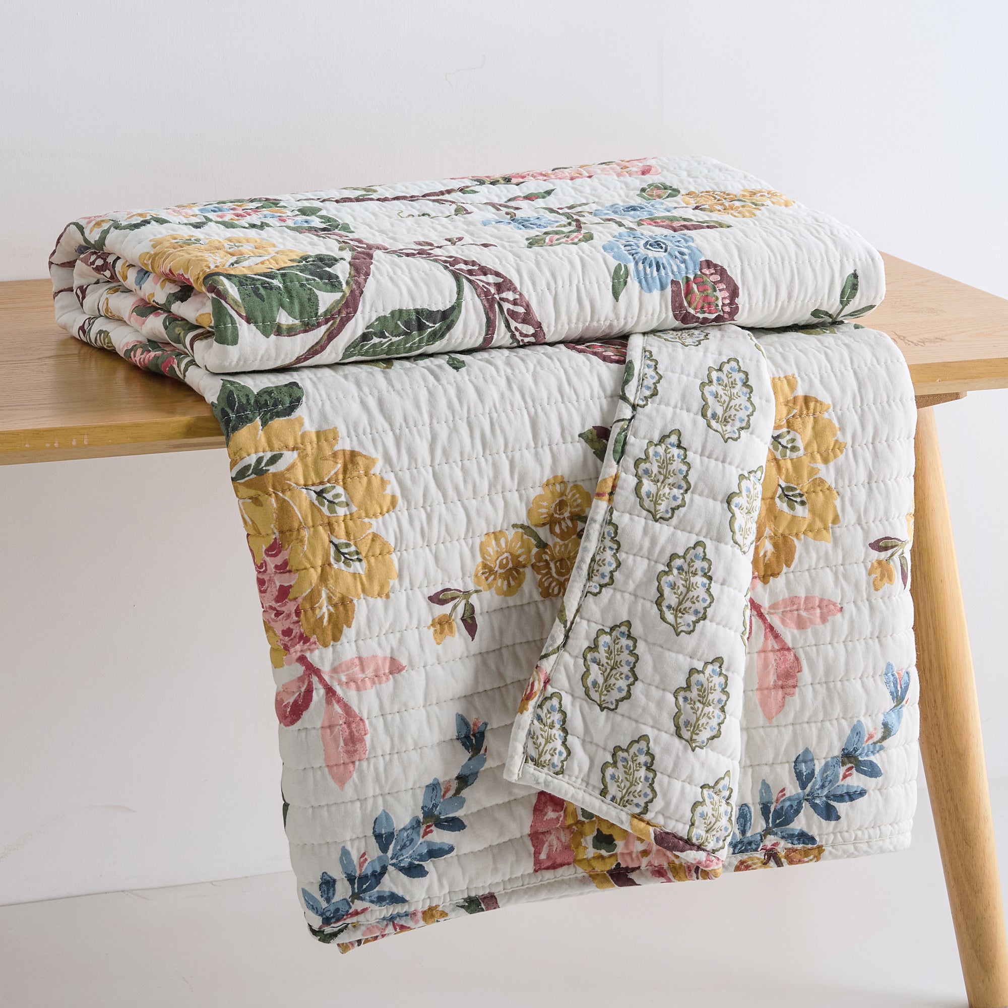 Maileen Quilted Throw Blanket - Soft Cozy Lightweight Bedspread for Couch, Sofa & Bed - Perfect for Winter Warmth, Home Decor & Gift Giving