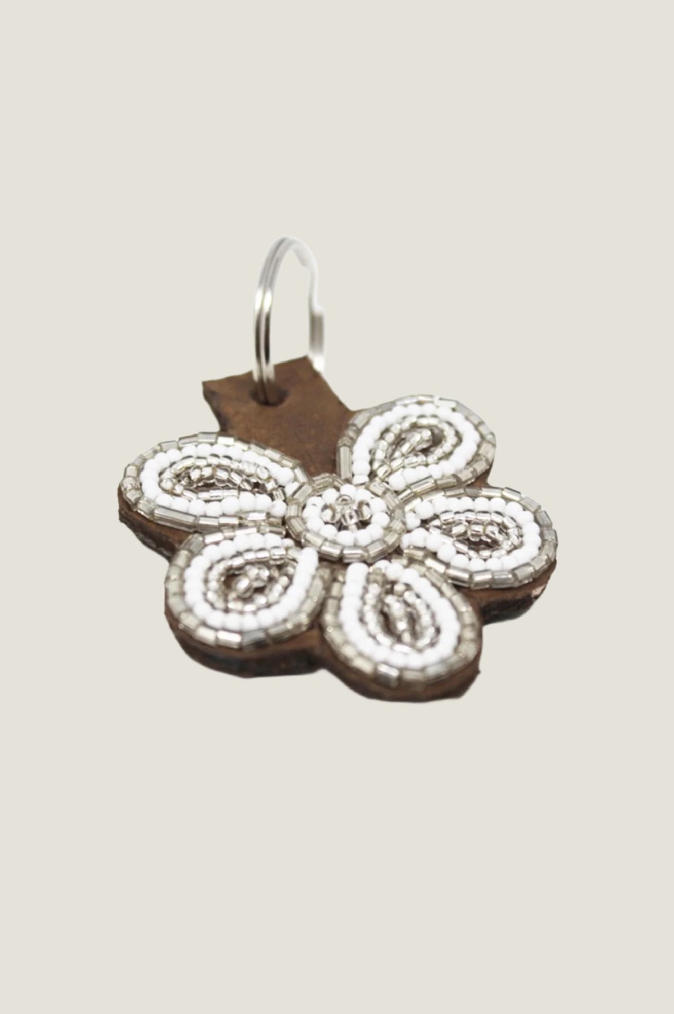 Elegant White & Silver Flower Keychain - Stylish Keyring for Women, Perfect for Gifts, Home Decor, and Everyday Use
