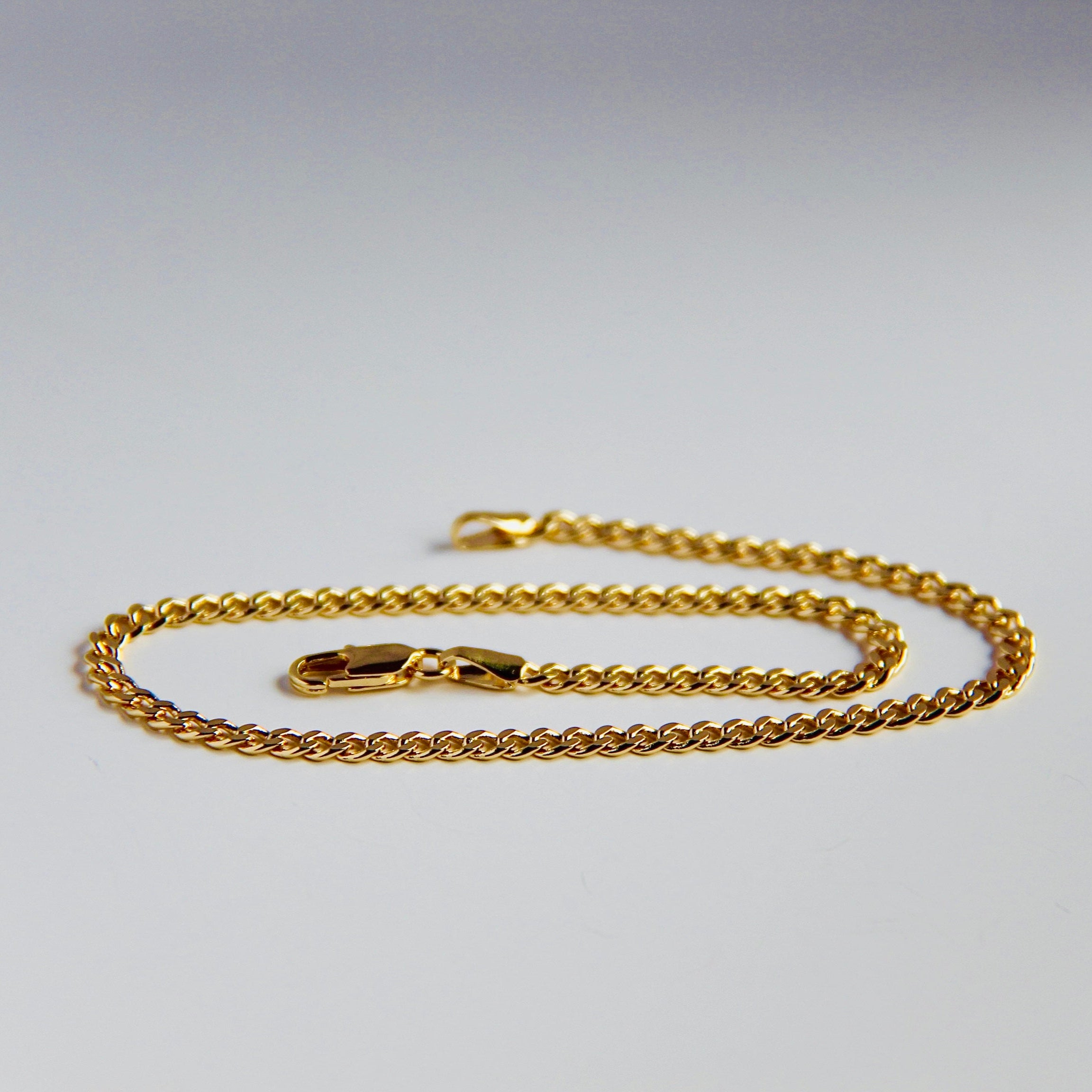 Elegant Gold Filled Curb Link Anklet - Trendy Layered Ankle Bracelet for Women, Perfect for Beach Vacations & Summer Outfits