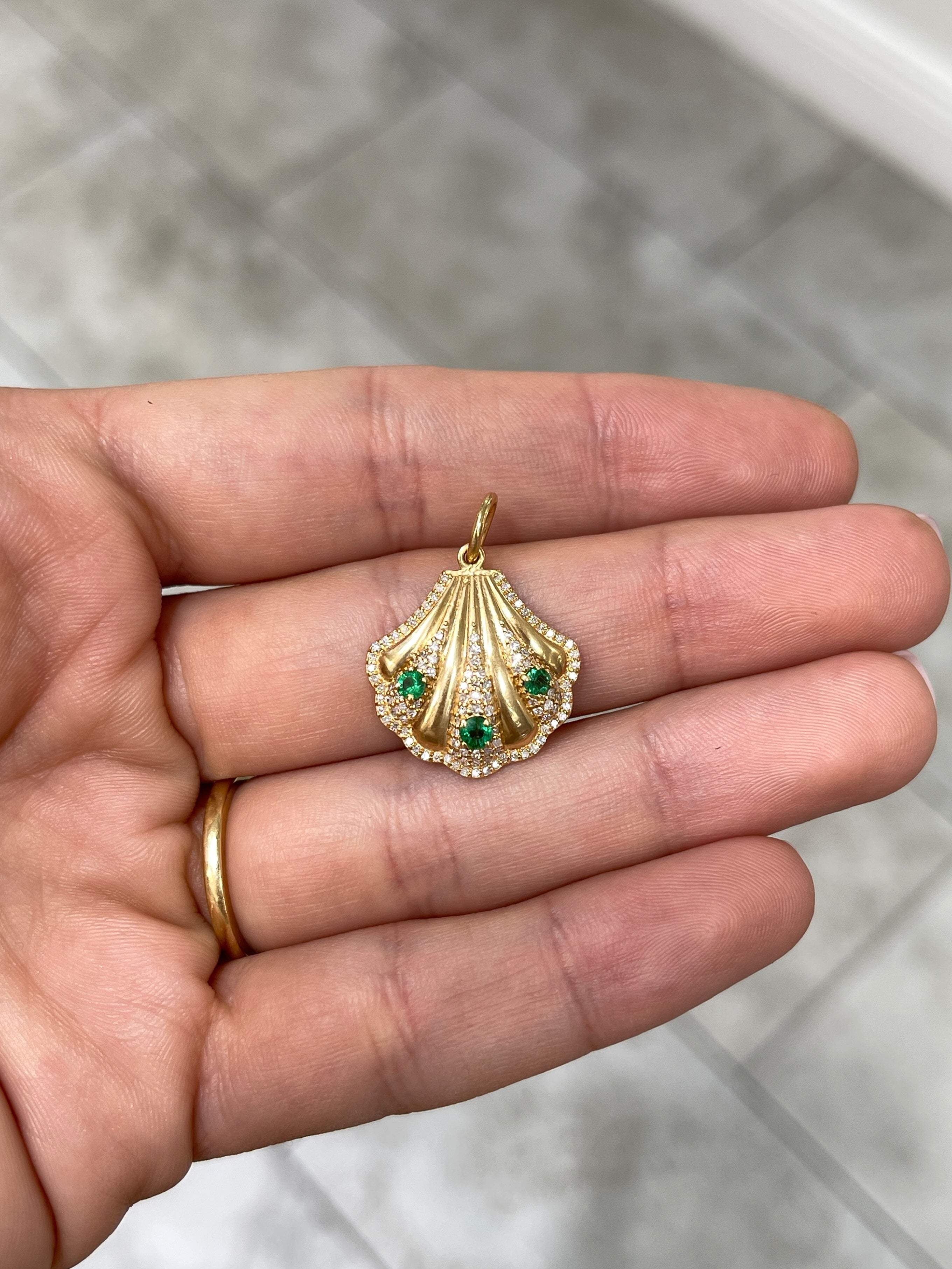 0.63tcw 14K Gold Diamond & Emerald Seashell Pendant Necklace - Elegant Beach Jewelry for Women, Perfect for Summer Vacations & Ocean-Themed Gifts