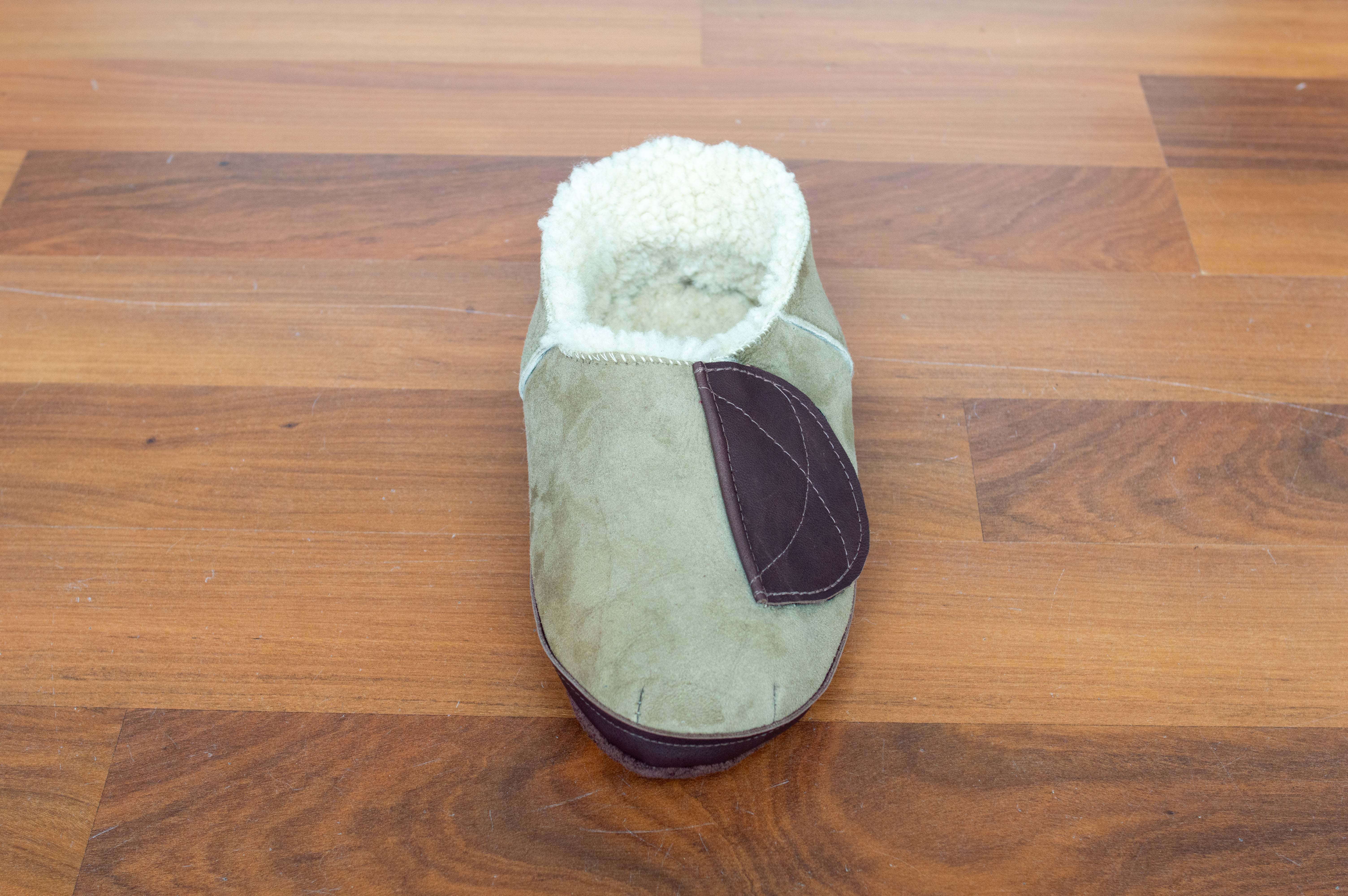 Premium Sheepskin Slippers for Men & Women - Ultra Soft Indoor/Outdoor House Shoes with Memory Foam - Perfect for Winter Comfort, Relaxation & Home Use