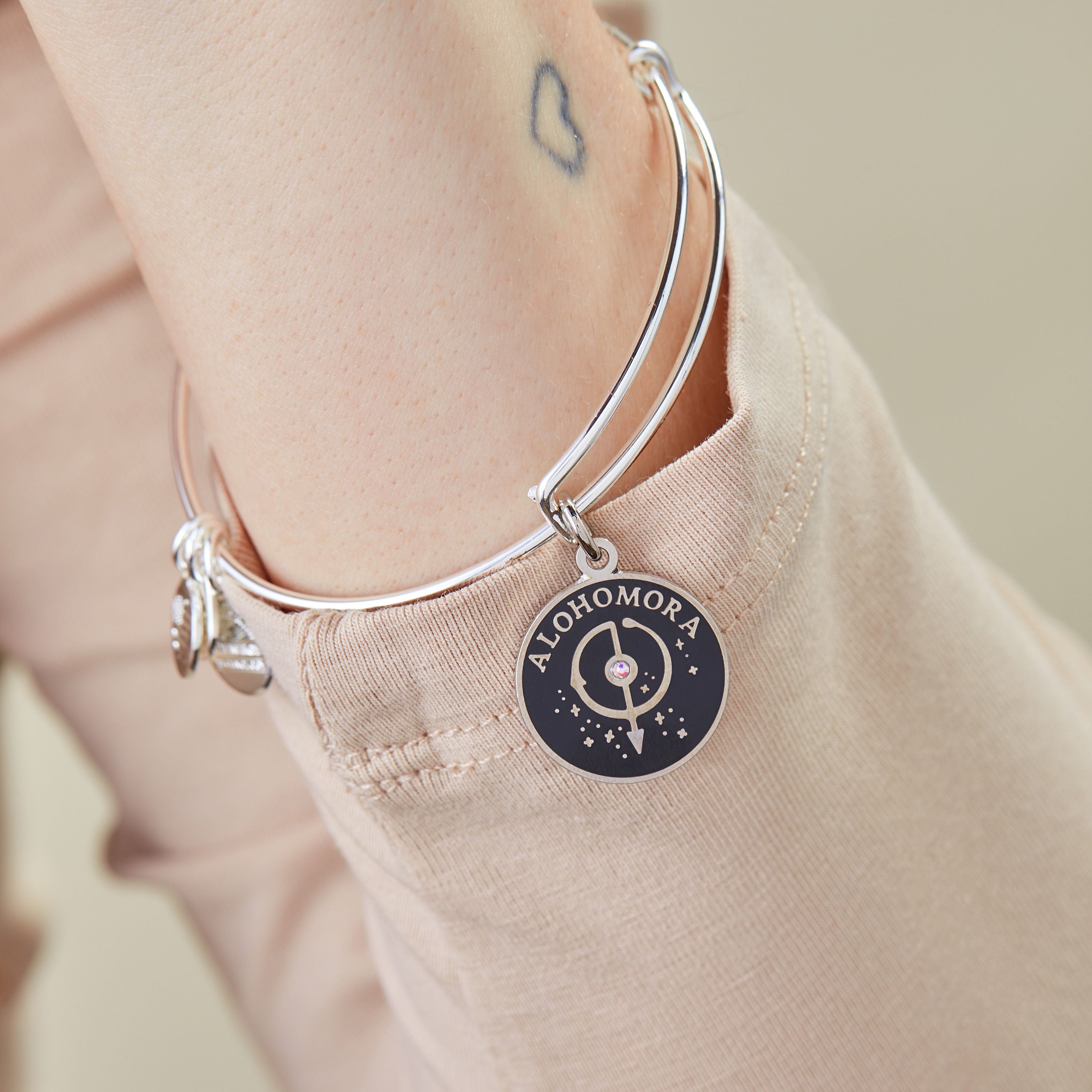 Harry Potter 'Alohomora' Charm Bangle Bracelet - Golden Snitch & Magic Key Design - Perfect for Cosplay, Halloween Costume & Wizarding World Fans