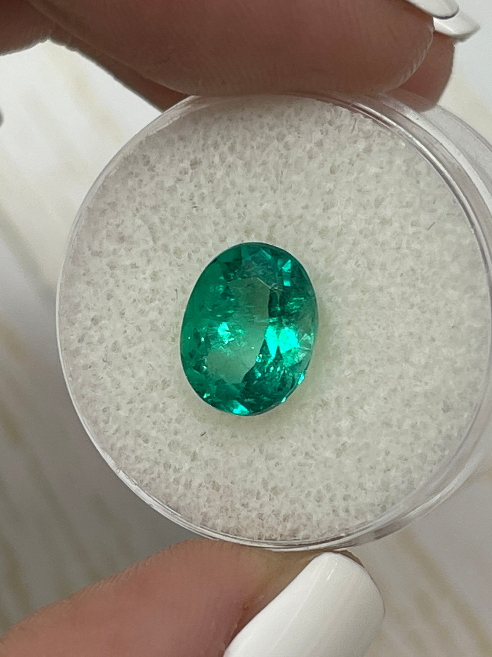 2.80 Carat Vivid Bluish Green Natural Colombian Emerald Loose Gemstone - Oval Cut for Jewelry Making, Engagement Rings & Luxury Gifts