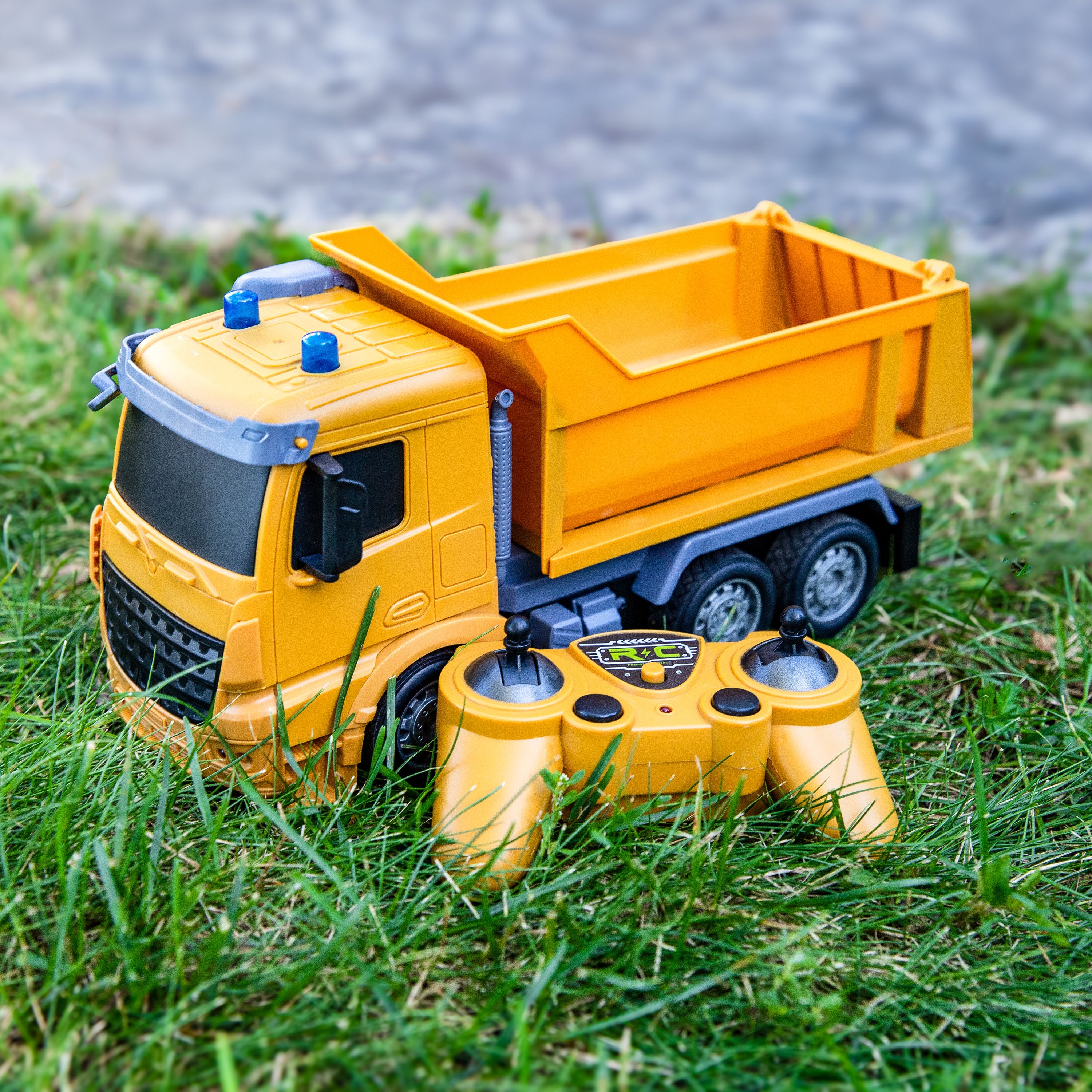 Sunnydaze Remote Control Dump Truck with LED Lights - 2.4GHz Wireless Dump & Drive Toy for Kids, Outdoor Sandbox & Construction Play - Perfect for Birthday Gifts & Backyard Fun