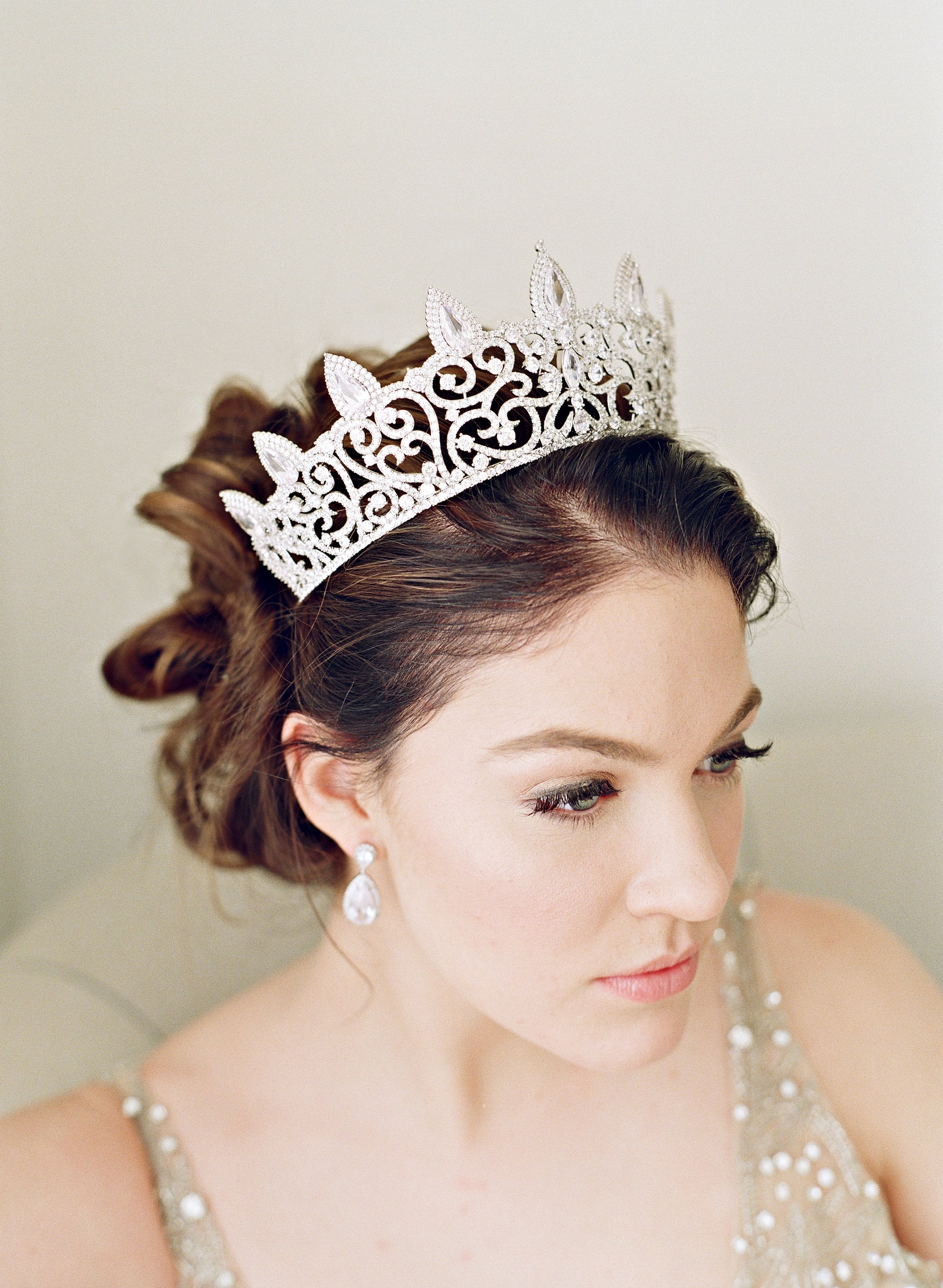 REINE Simulated Diamond Bridal Tiara & Earrings Set - Sparkling Wedding Crown & Jewelry for Brides, Bridesmaids, and Prom - Perfect for Weddings, Anniversaries, and Special Occasions